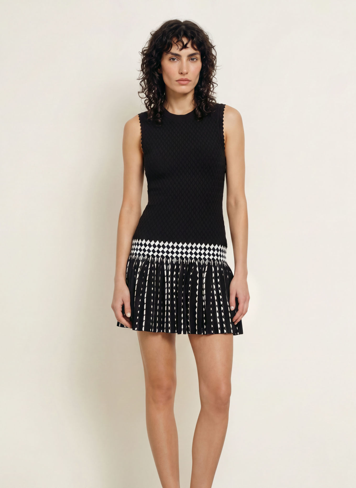 SANDRO Jerseykleid mit Plissees: SCHWARZ / WEISS