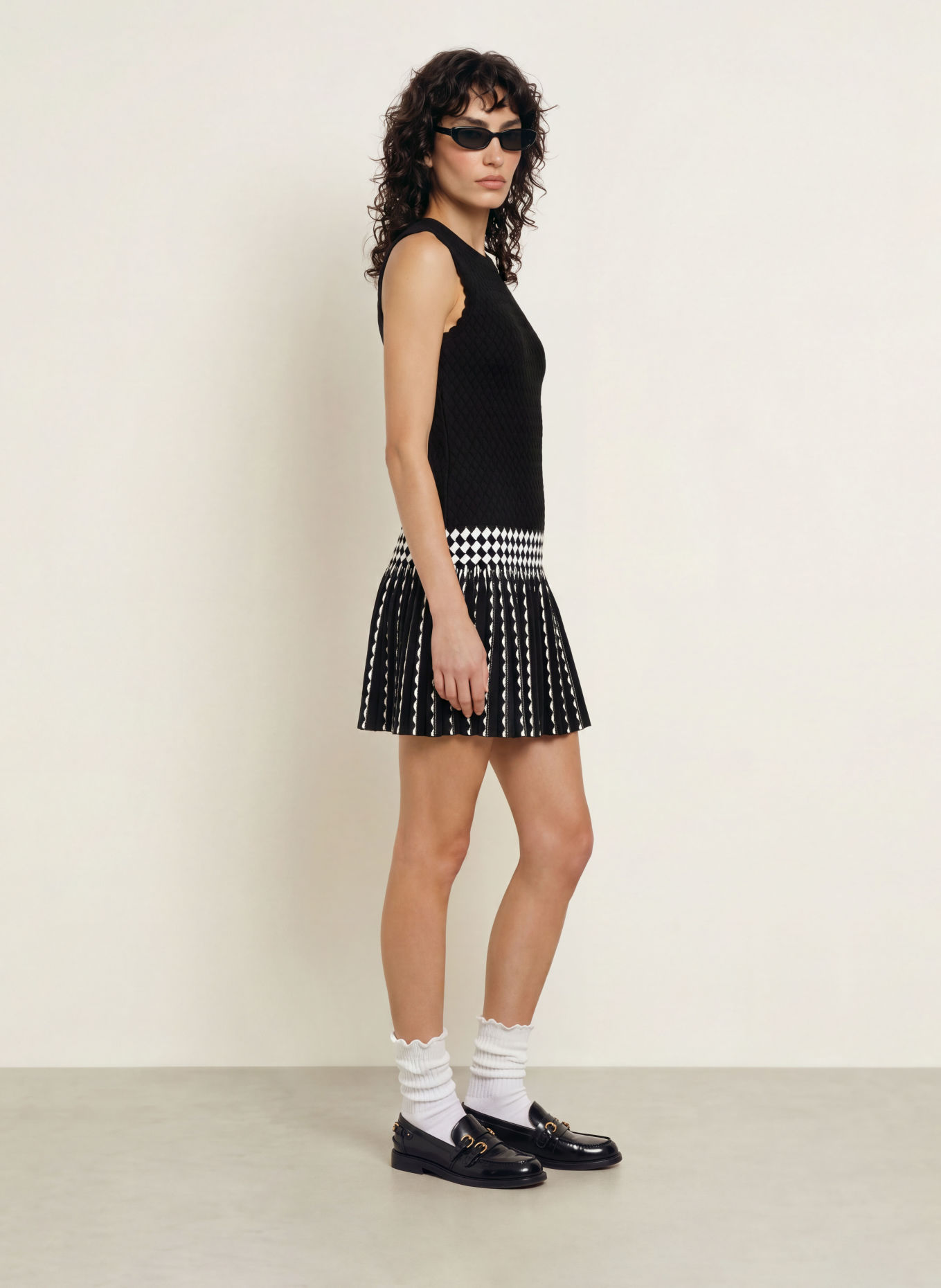 SANDRO Jerseykleid mit Plissees: SCHWARZ / WEISS