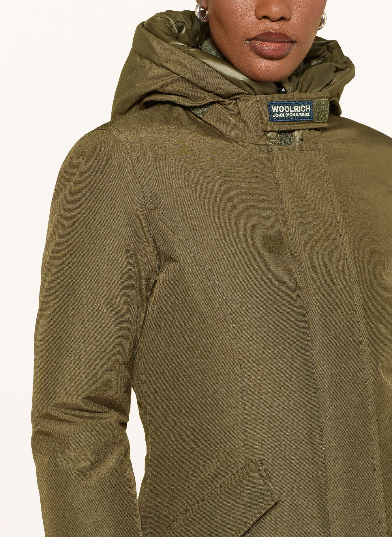 WOOLRICH Péřová parka ARTIC: KHAKI