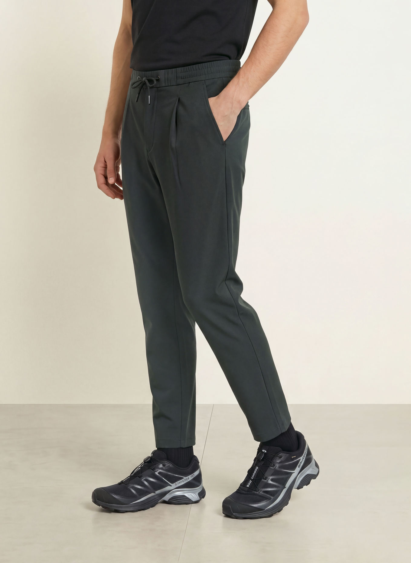 ALPHATAURI PAVRE Slim Fit Chinos: BLACK