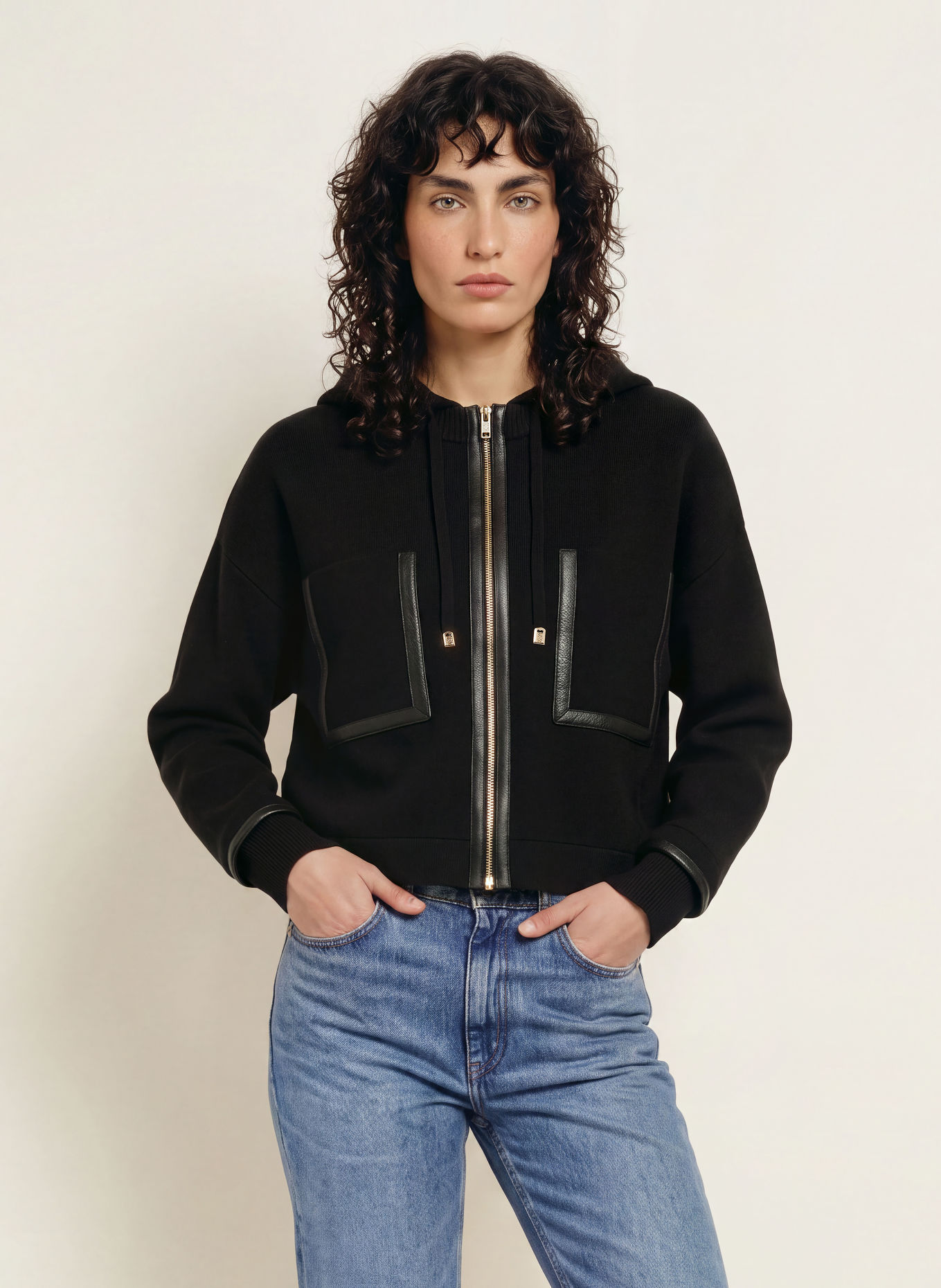 SANDRO Strickjacke mit Leder: SCHWARZ