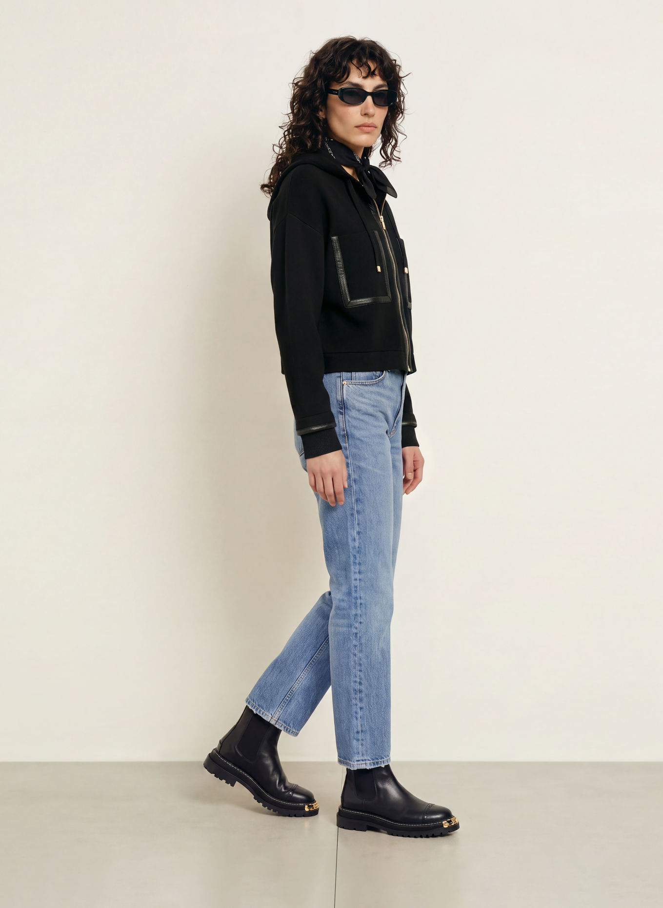 SANDRO Strickjacke mit Leder: SCHWARZ
