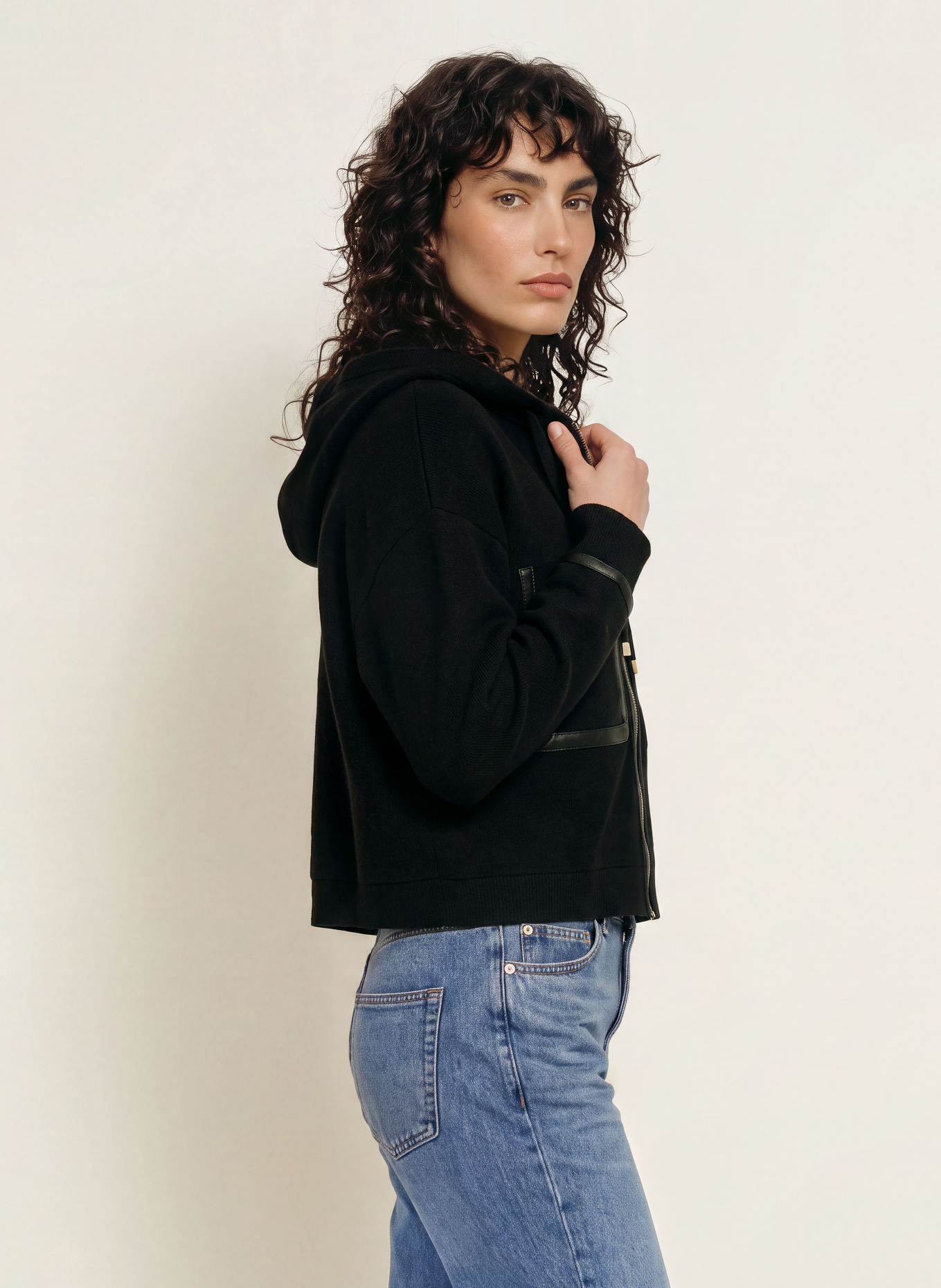 SANDRO Strickjacke mit Leder: SCHWARZ