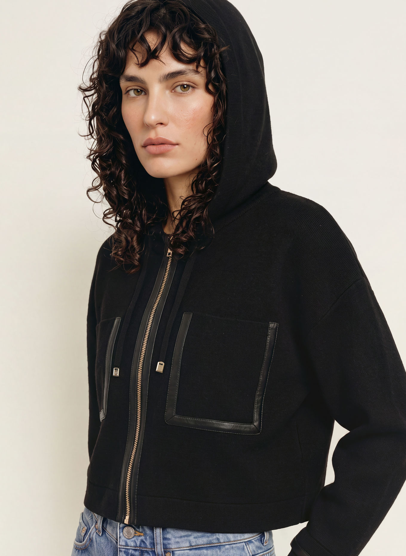SANDRO Strickjacke mit Leder: SCHWARZ