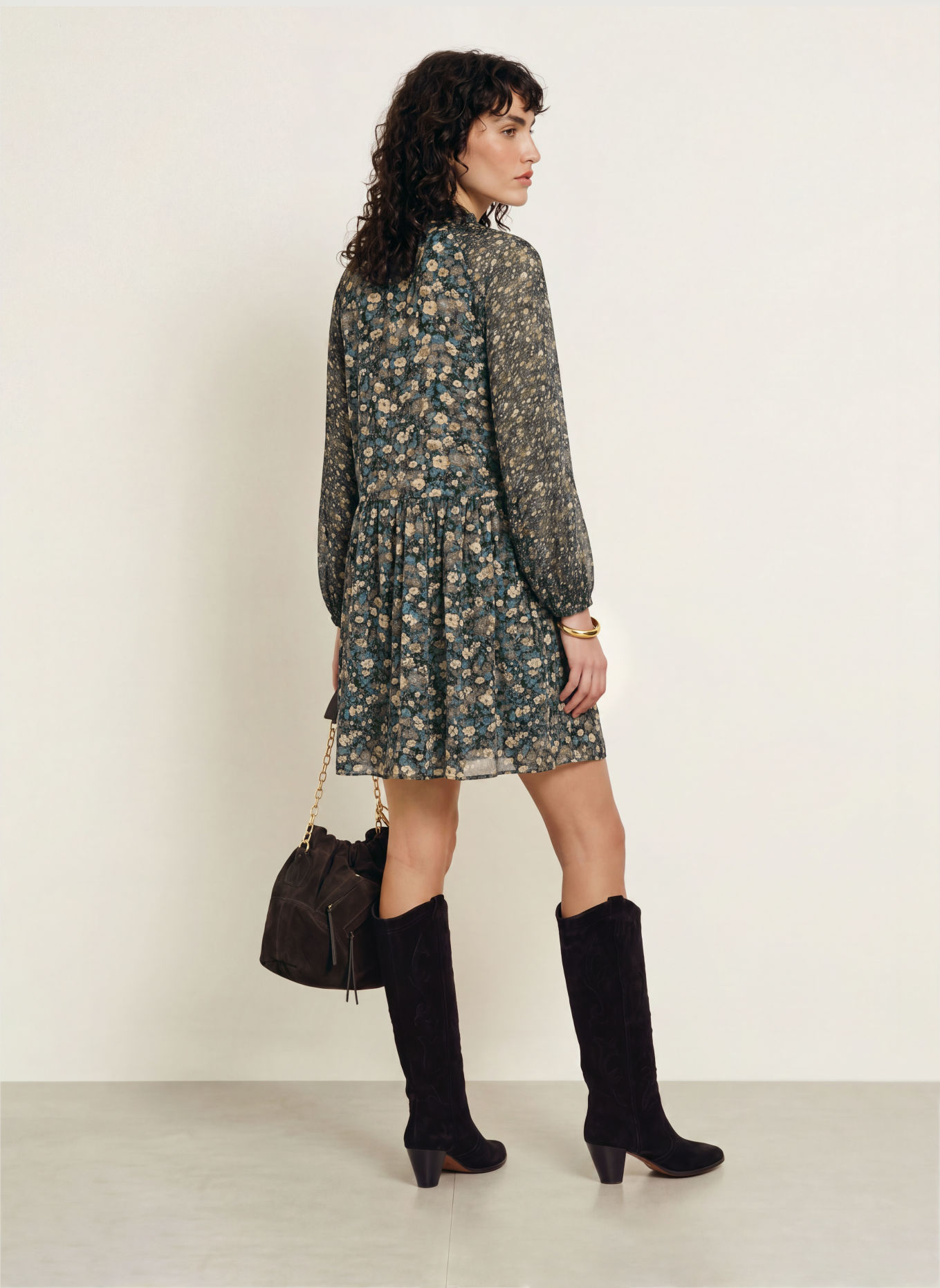 ba&sh Kleid KIMIA mit Volants: KHAKI / BEIGE / PETROL