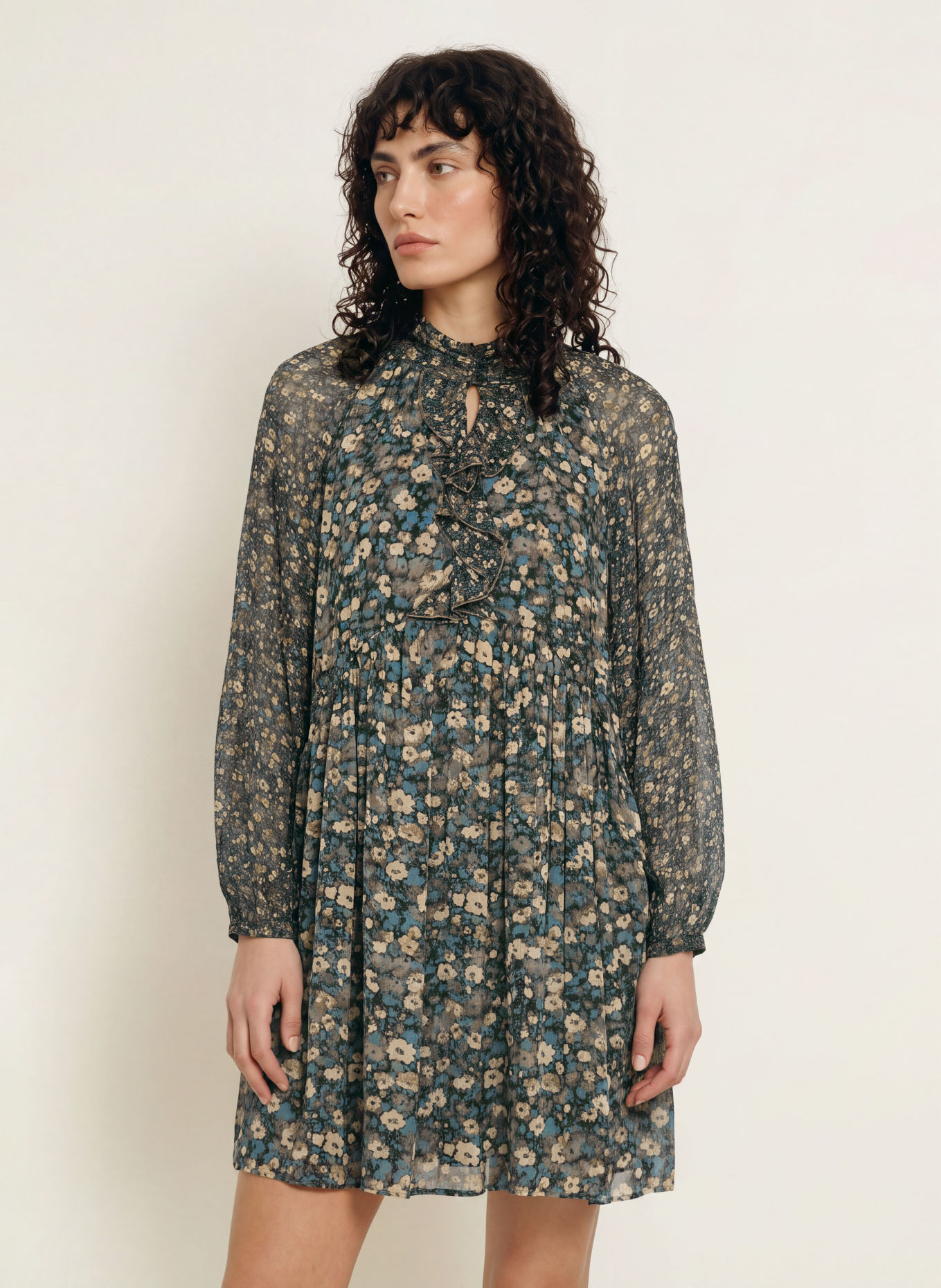 ba&sh Kleid KIMIA mit Volants: KHAKI / BEIGE / PETROL