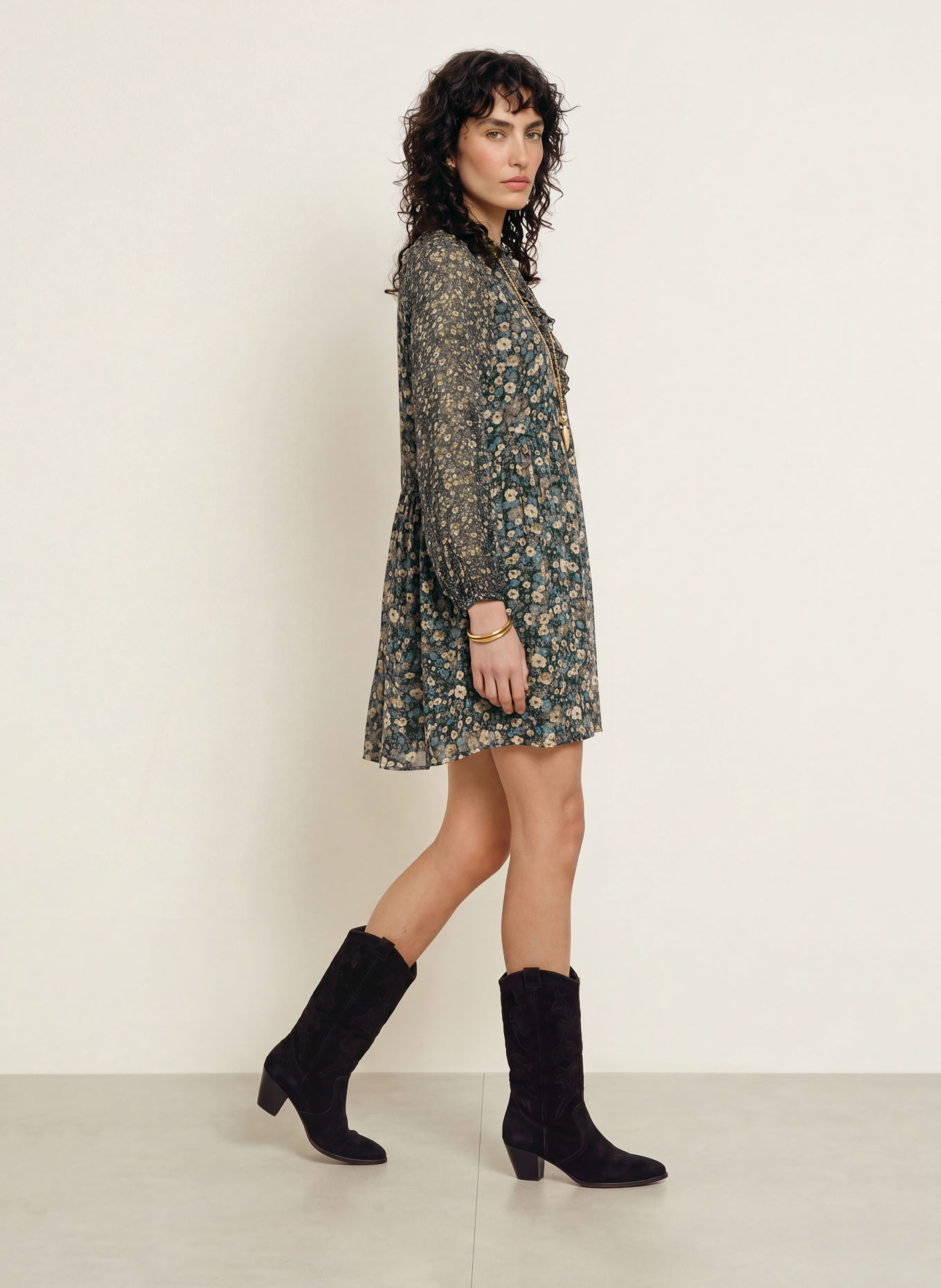ba&sh Kleid KIMIA mit Volants: KHAKI / BEIGE / PETROL