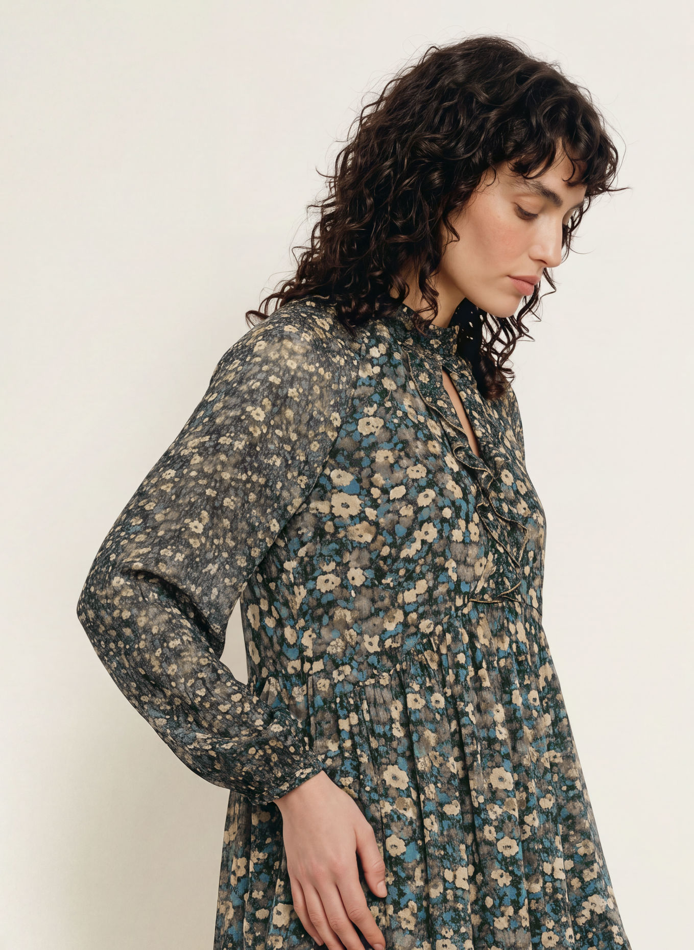 ba&sh Kleid KIMIA mit Volants: KHAKI / BEIGE / PETROL