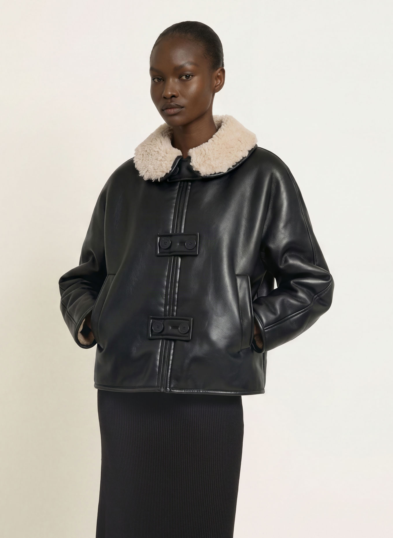CLAUDIE PIERLOT Jacke in Lederoptik mit Kunstfell: SCHWARZ / CREME