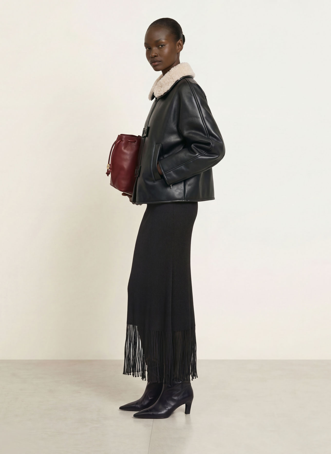CLAUDIE PIERLOT Jacke in Lederoptik mit Kunstfell: SCHWARZ / CREME