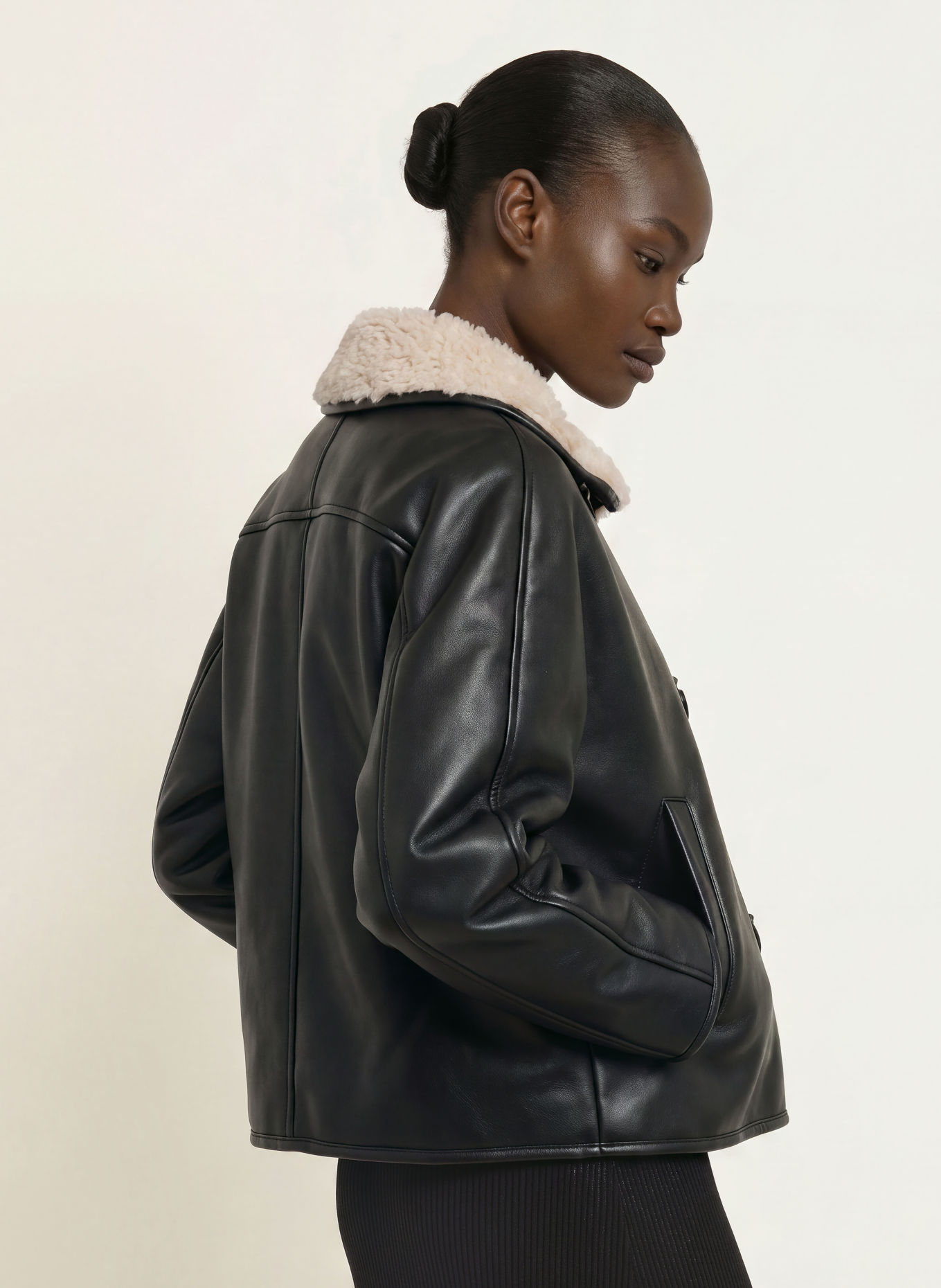 CLAUDIE PIERLOT Jacke in Lederoptik mit Kunstfell: SCHWARZ / CREME