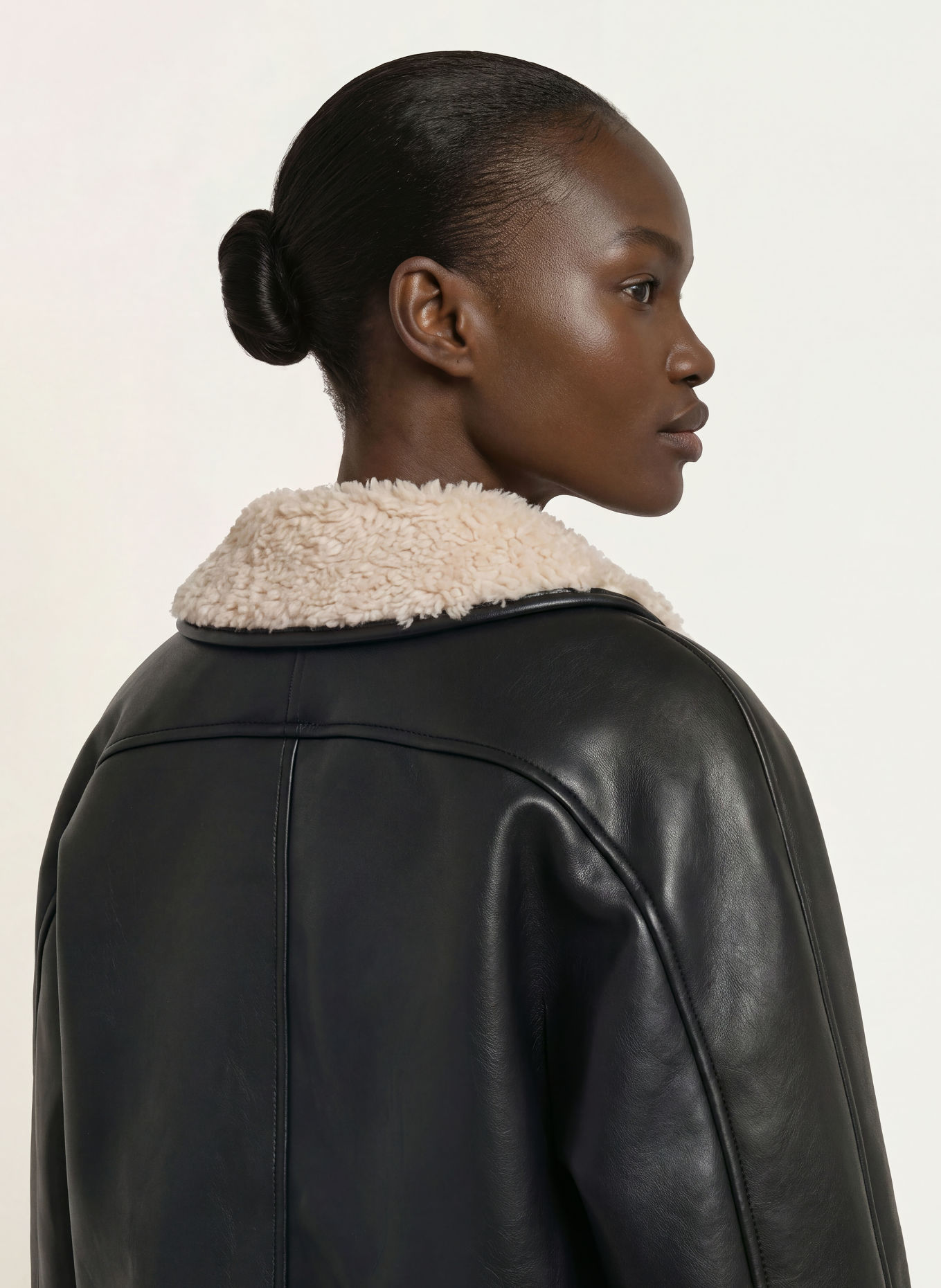 CLAUDIE PIERLOT Jacke in Lederoptik mit Kunstfell: SCHWARZ / CREME