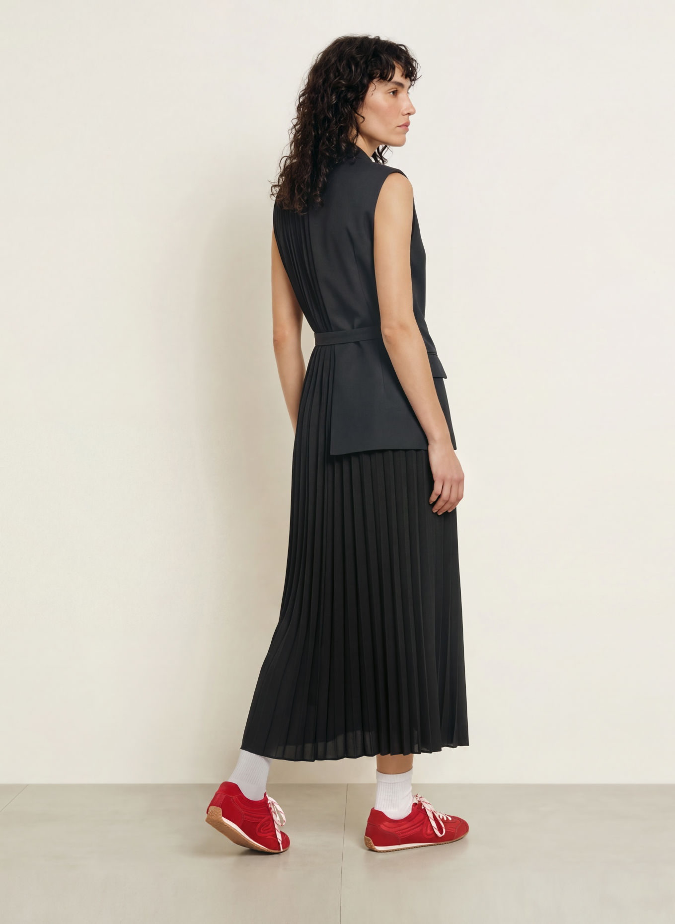 SANDRO Wickelkleid im Materialmix mit Plissees: SCHWARZ