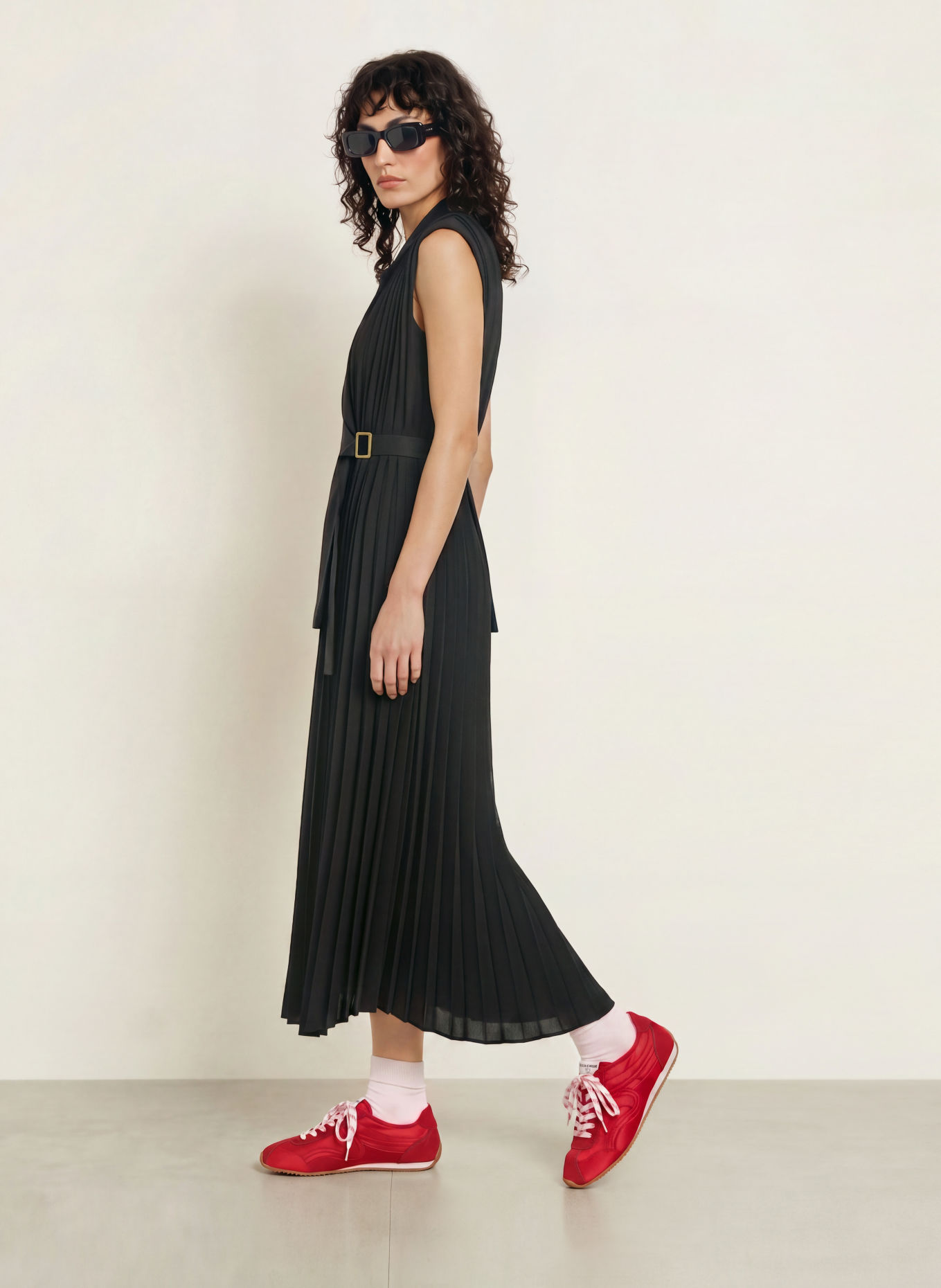 SANDRO Wickelkleid im Materialmix mit Plissees: SCHWARZ