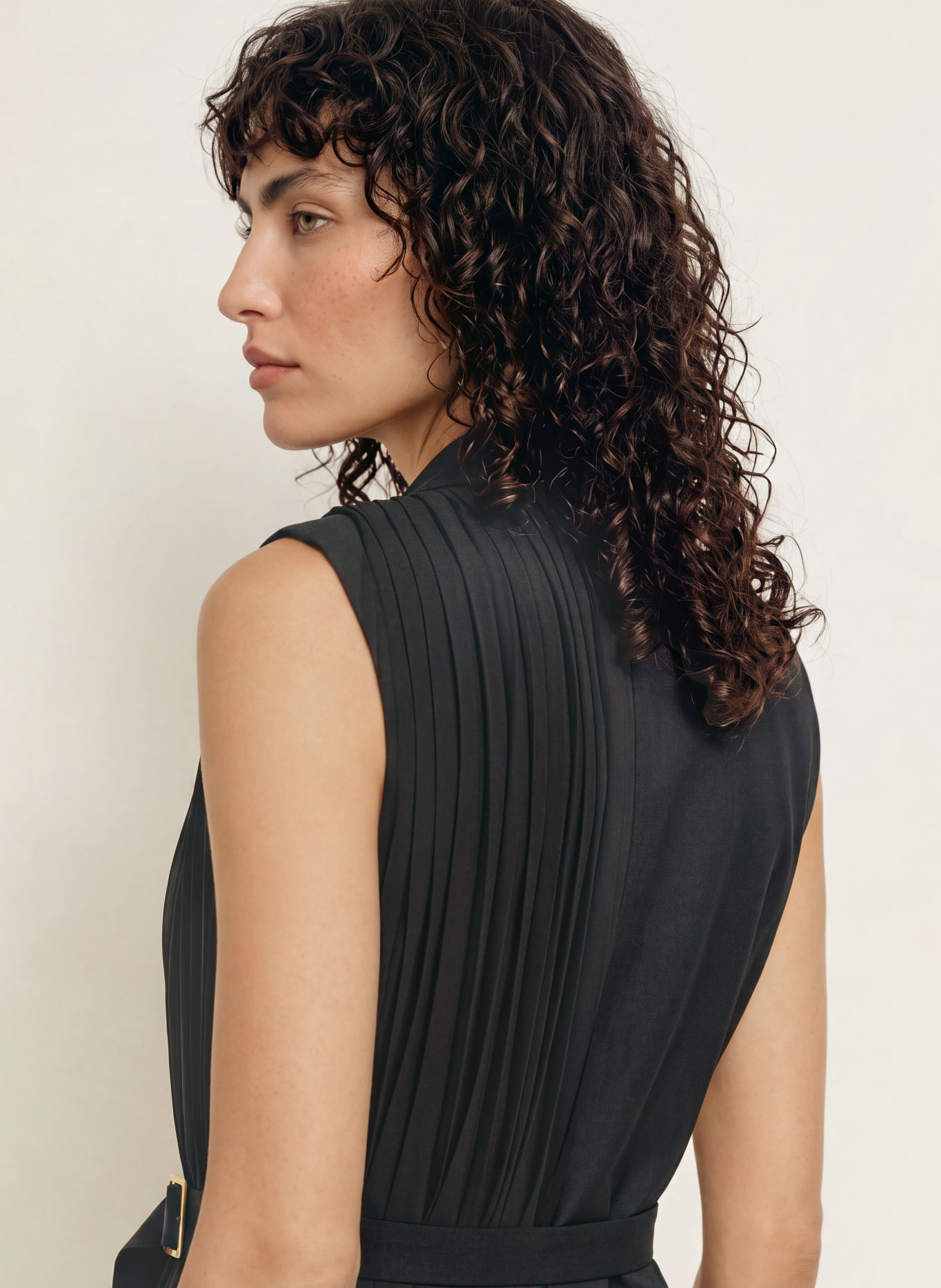 SANDRO Wickelkleid im Materialmix mit Plissees: SCHWARZ