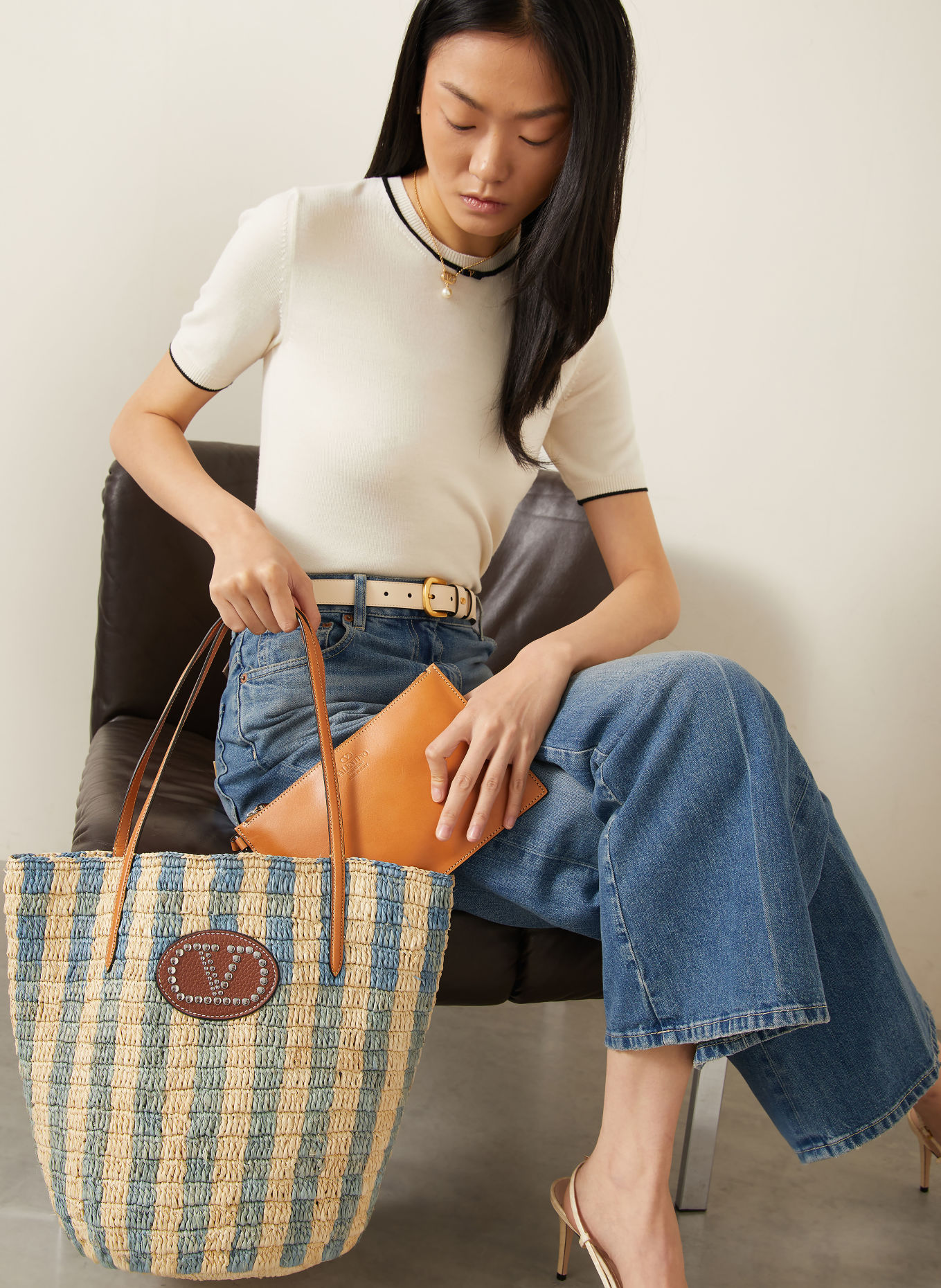 VALENTINO GARAVANI VLOGO SIGNATURE shopper with pouch: BEIGE / COGNAC / BLUE
