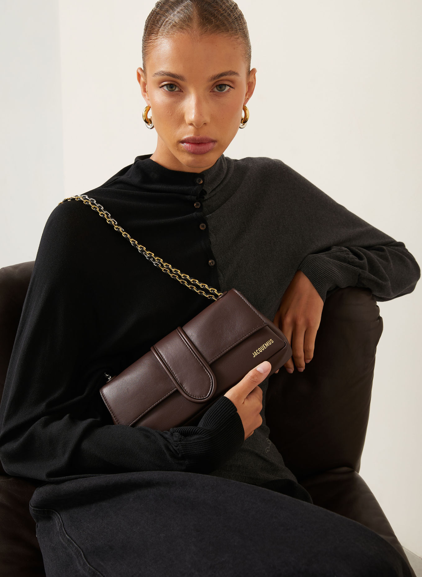 JACQUEMUS Schoudertas LE BAMBINO CHAINE: MARRON FONCÉ / ZILVER / GOUD