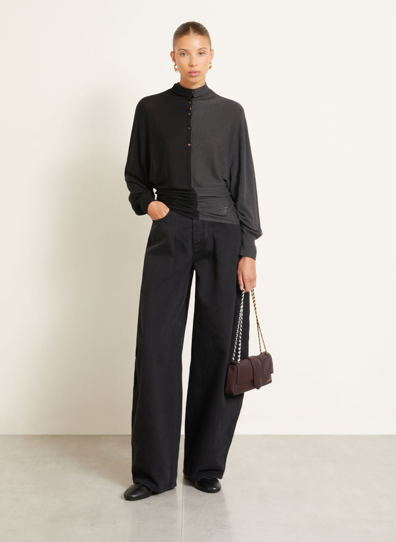 JACQUEMUS Schoudertas LE BAMBINO CHAINE: MARRON FONCÉ / ZILVER / GOUD