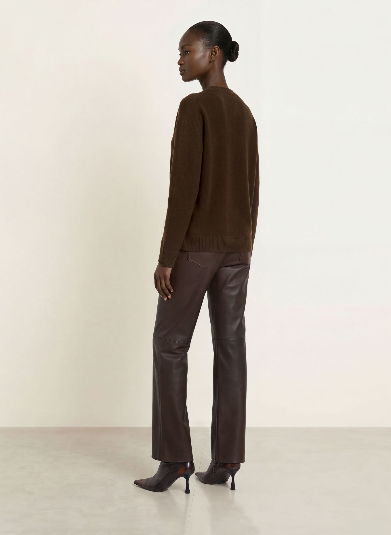 VINCE cashmere sweater: DARK BROWN