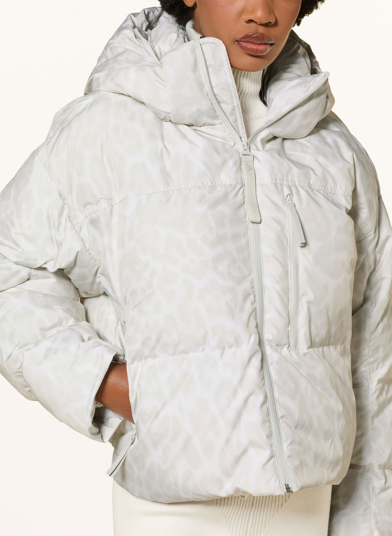 adidas by Stella McCartney Steppjacke ADIDAS BY STELLA MCCARTNEY SHORT PADDED PRINTED mit abnehmbarer Kapuze: WEISS / CREME