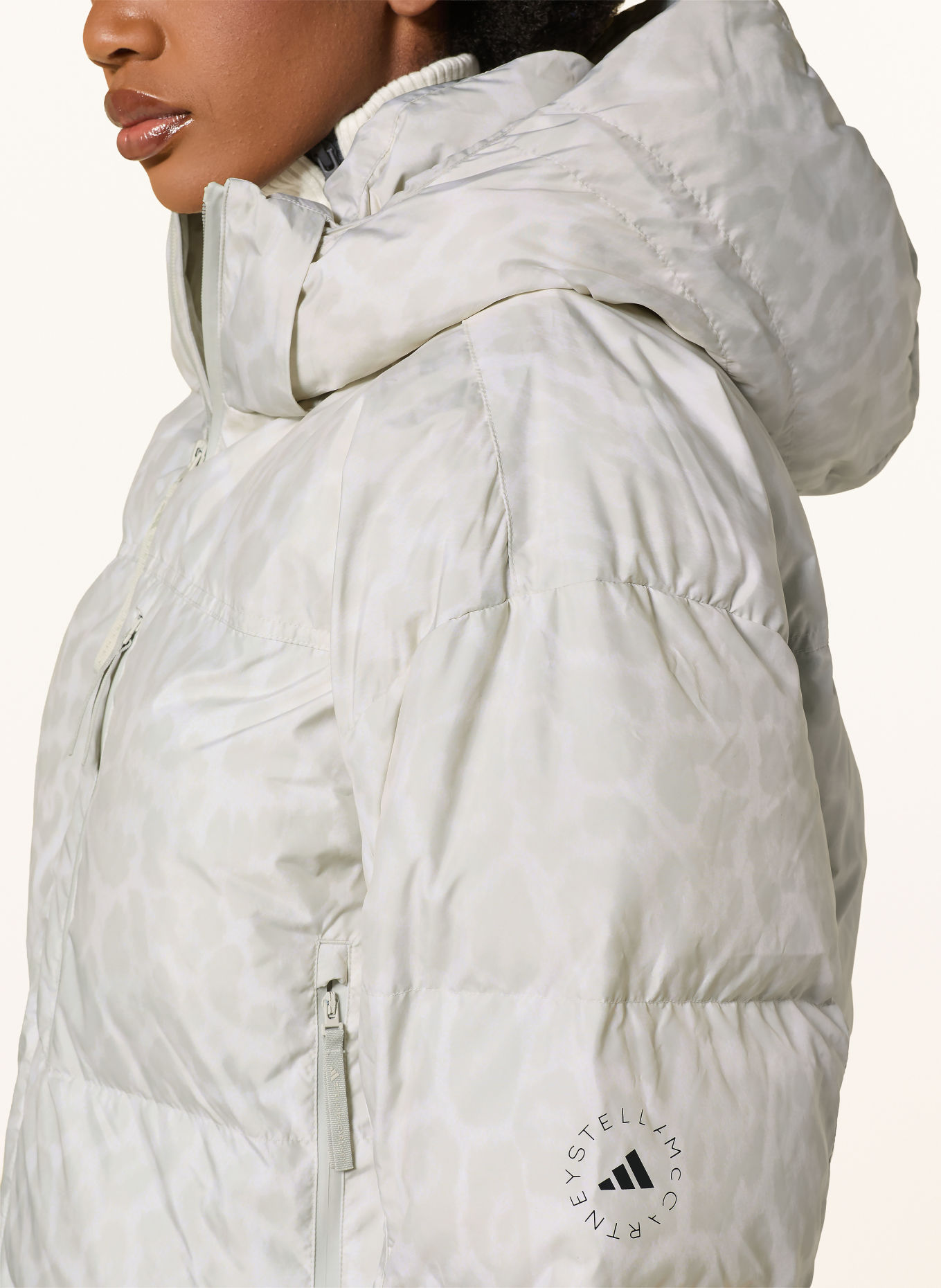 adidas by Stella McCartney Steppjacke ADIDAS BY STELLA MCCARTNEY SHORT PADDED PRINTED mit abnehmbarer Kapuze: WEISS / CREME