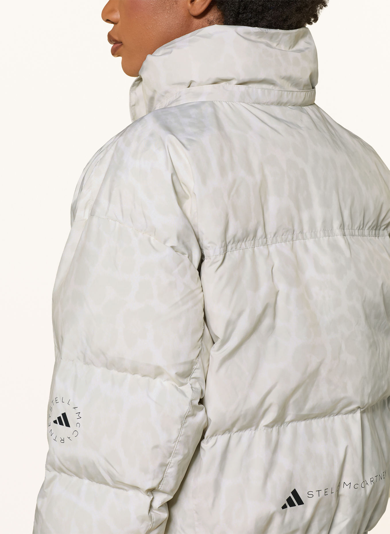 adidas by Stella McCartney Steppjacke ADIDAS BY STELLA MCCARTNEY SHORT PADDED PRINTED mit abnehmbarer Kapuze: WEISS / CREME
