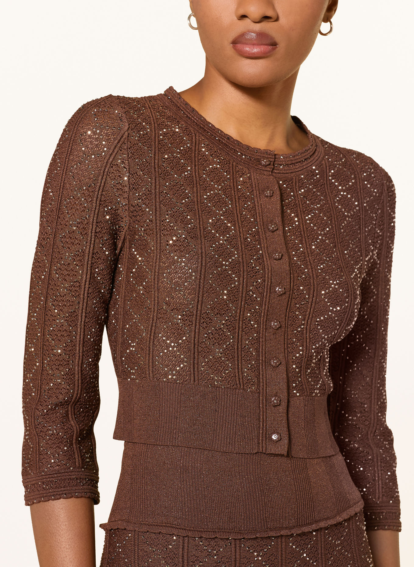 SANDRO Strickjacke mit 3/4-Arm und Schmucksteinen: DUNKELBRAUN