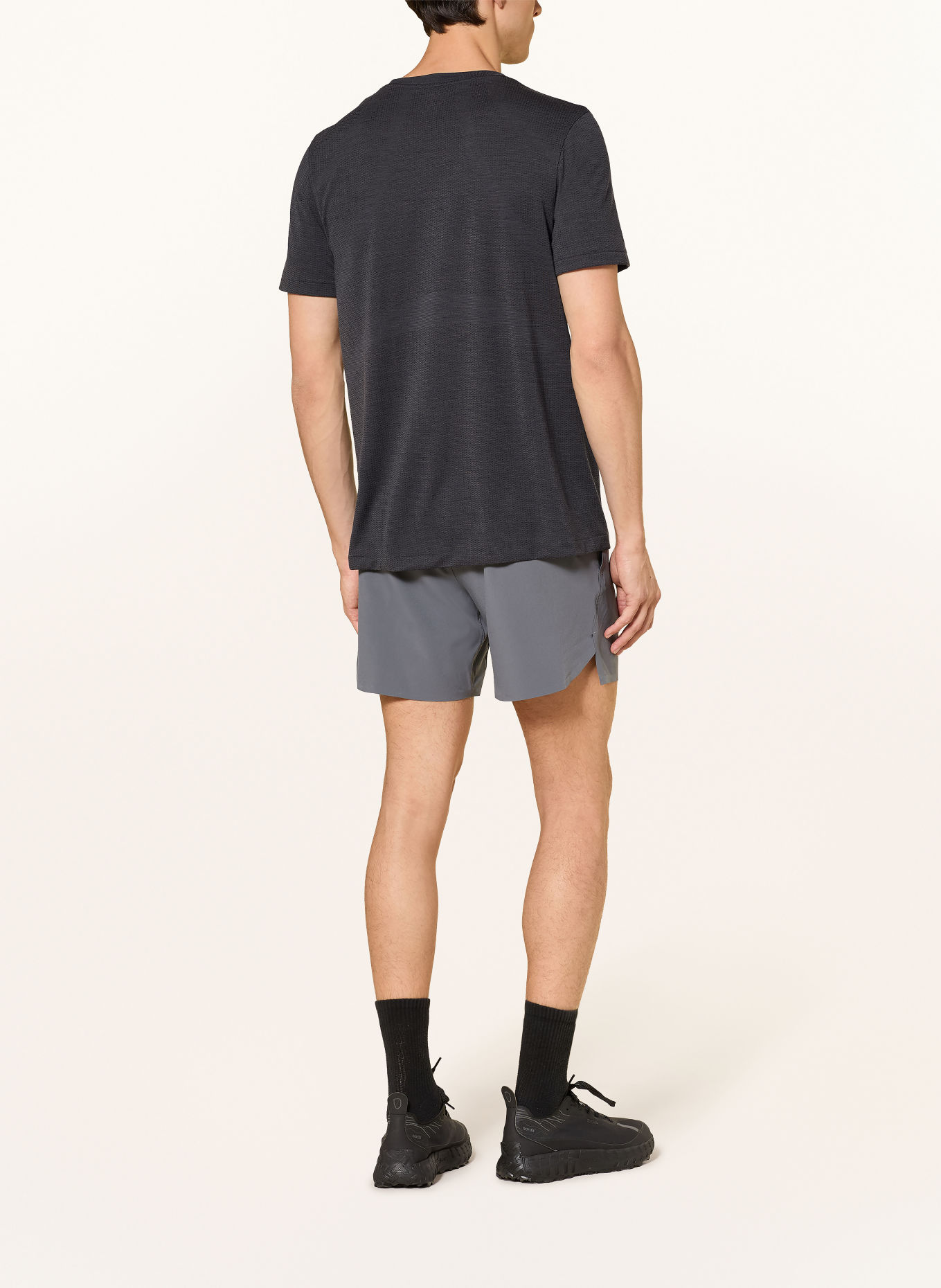 UNDER ARMOUR Funkční tričko UA WOOL RUN: TMAVĚ ŠEDÁ