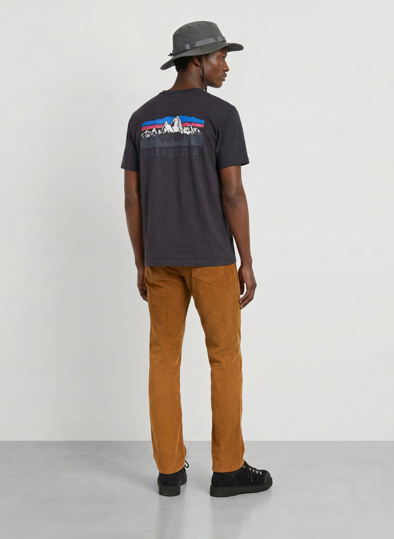 patagonia T-shirt FITZ ROY FOOTHILLS: DONKERGRIJS / FUCHSIA / BLAUW