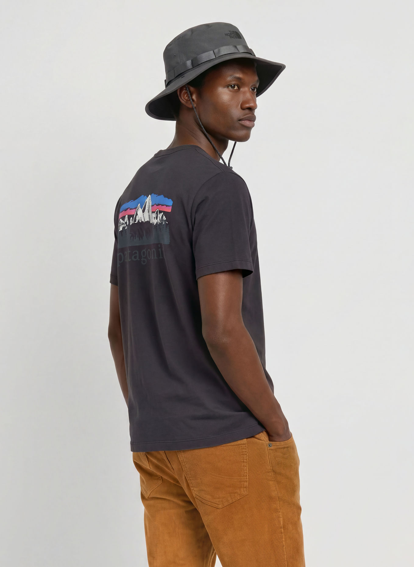 patagonia T-shirt FITZ ROY FOOTHILLS: DONKERGRIJS / FUCHSIA / BLAUW