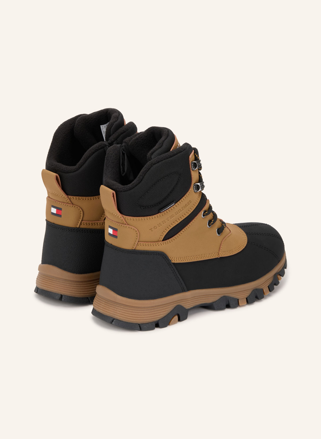 TOMMY HILFIGER Snørestøvler: SORT / COGNAC