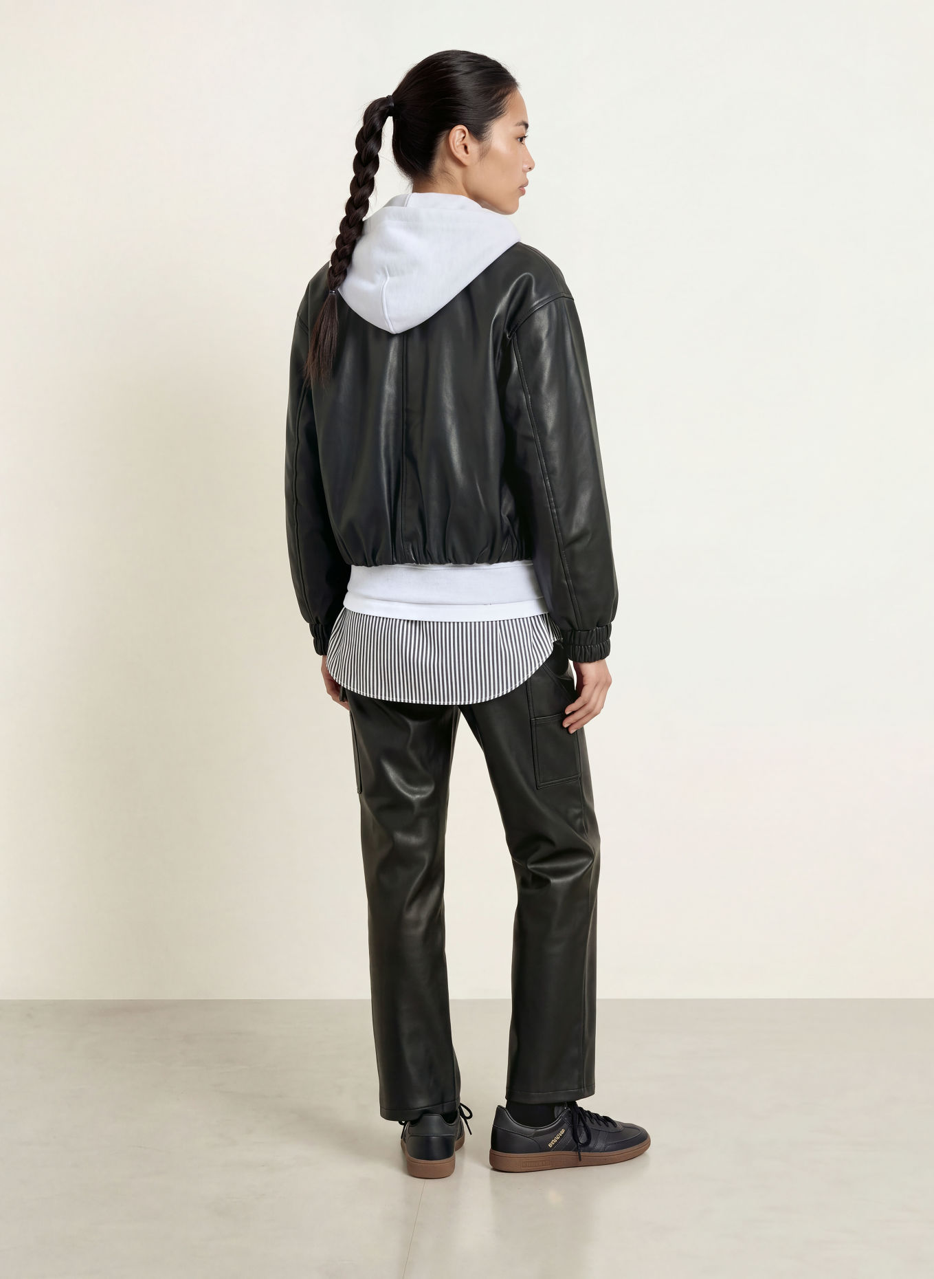 carhartt WIP Broek ARIZONA in leerlook: ZWART