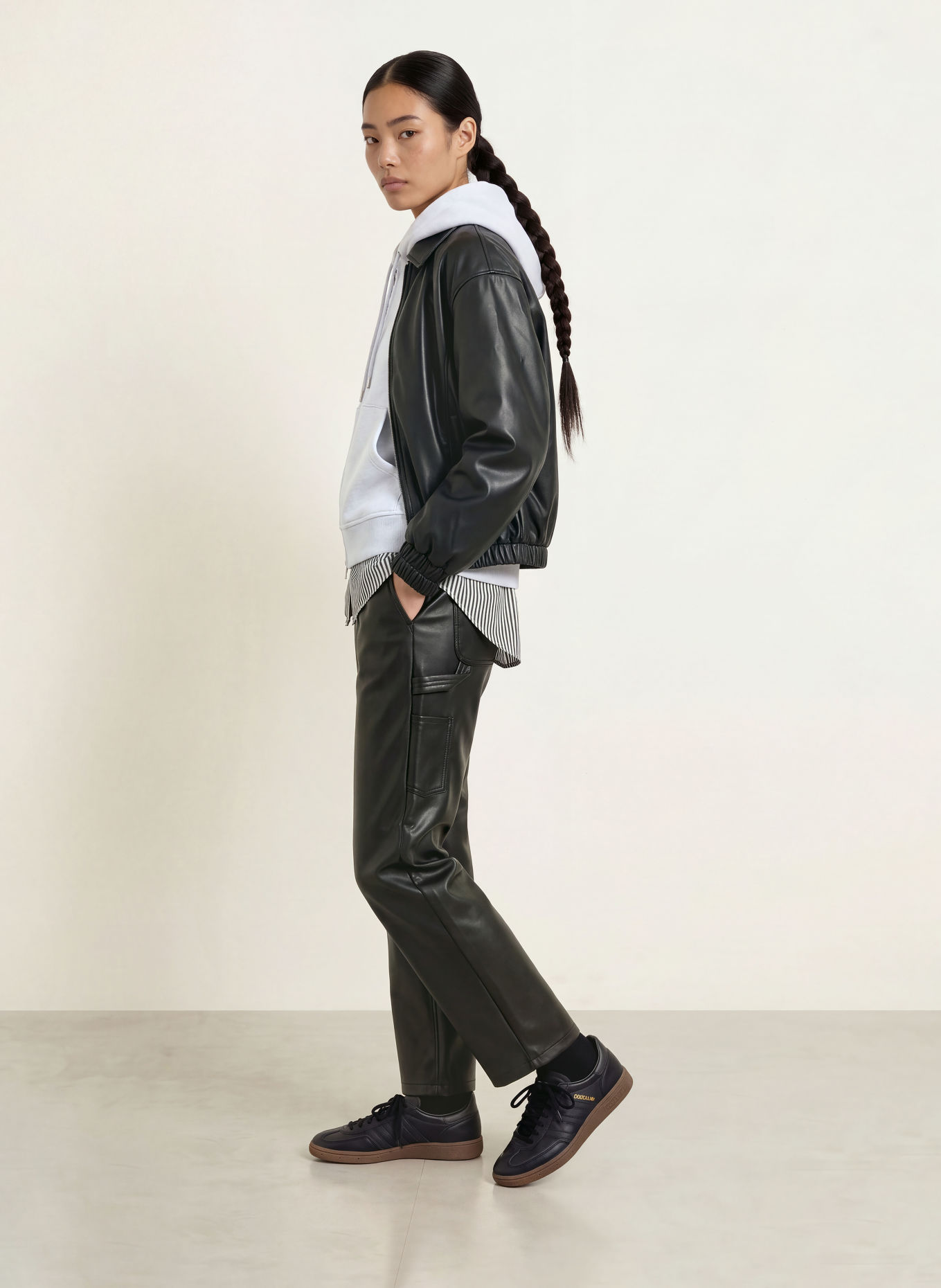 carhartt WIP Broek ARIZONA in leerlook: ZWART
