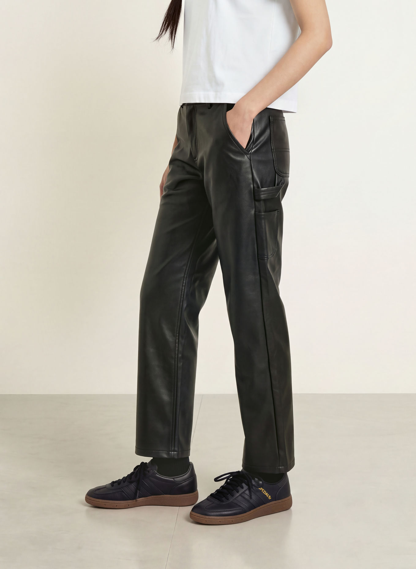 carhartt WIP Broek ARIZONA in leerlook: ZWART