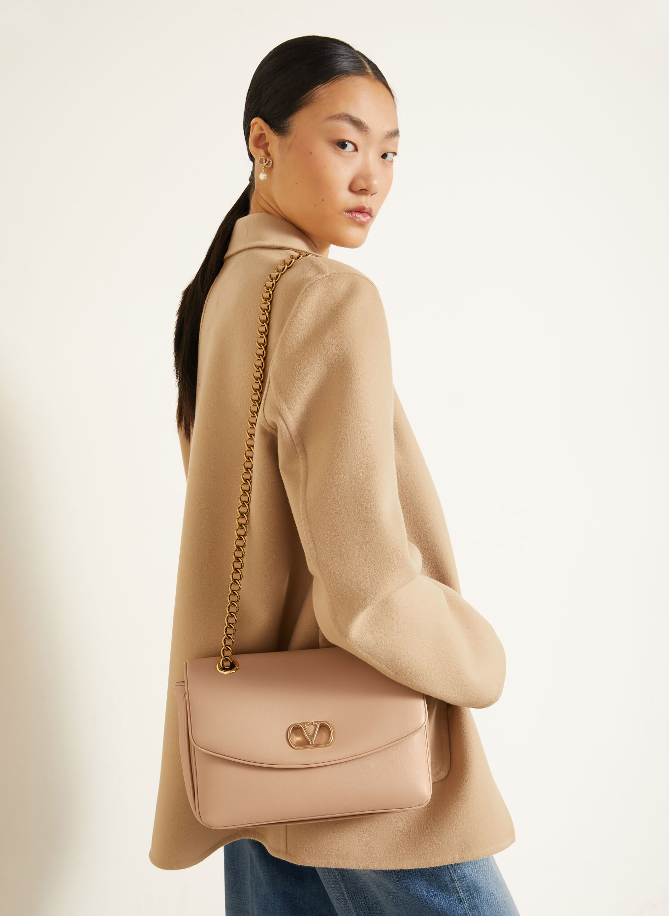 VALENTINO GARAVANI DJUNA MEDIUM Shoulder Bag: ROSE / GOLD