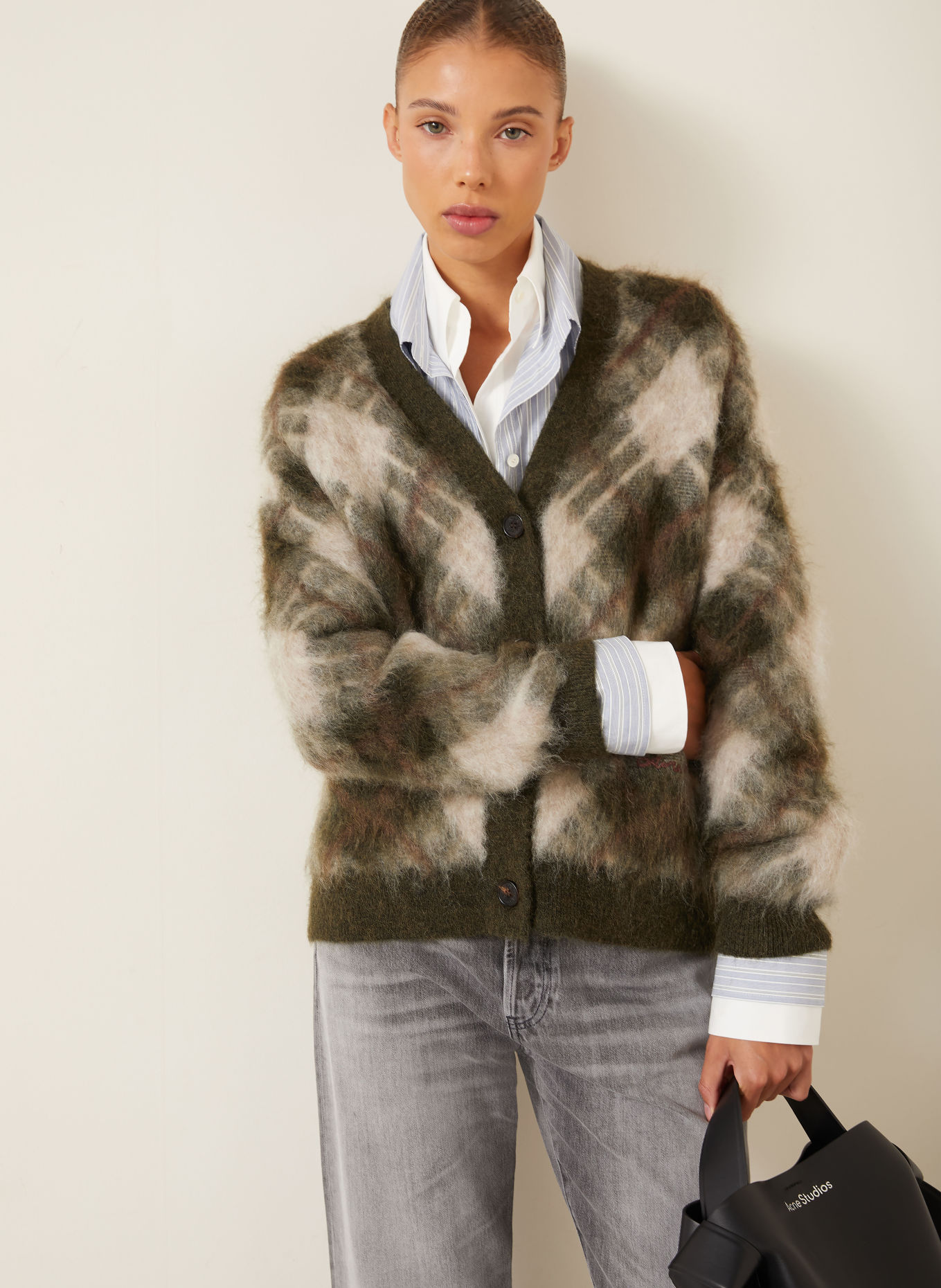 Acne Studios Strickjacke mit Mohair: KHAKI / HELLGRAU / DUNKELROT