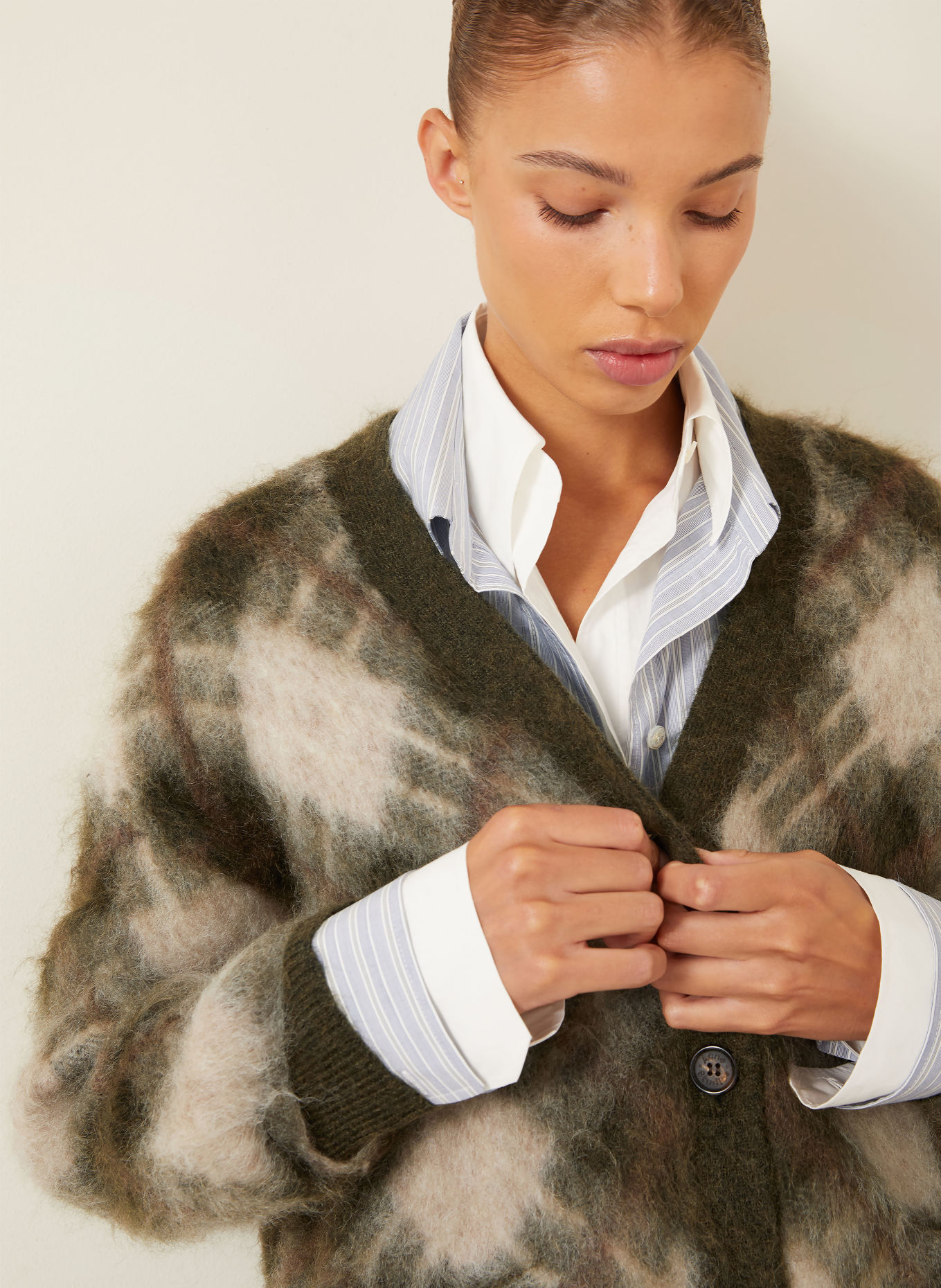 Acne Studios Strickjacke mit Mohair: KHAKI / HELLGRAU / DUNKELROT