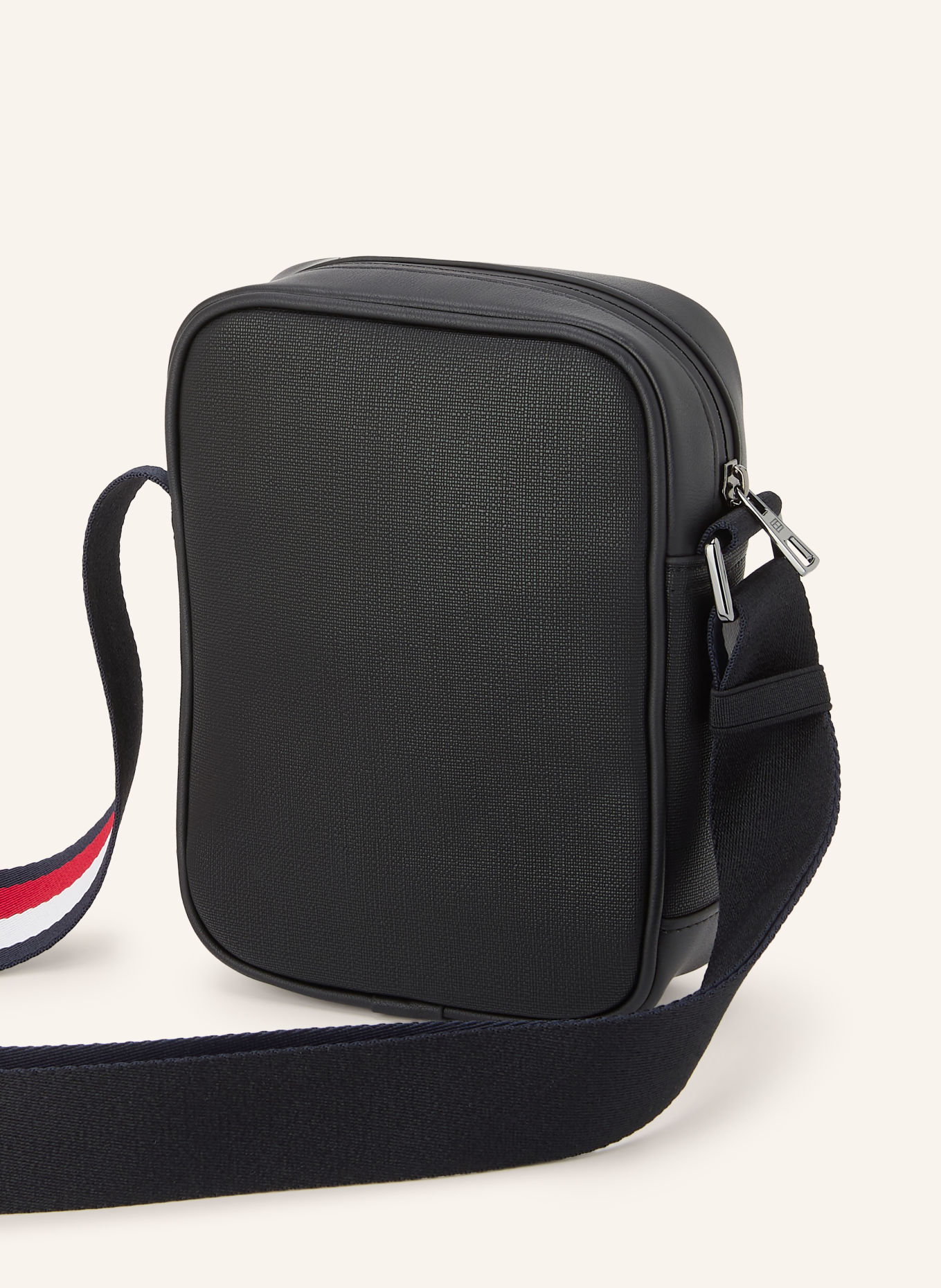 TOMMY HILFIGER Umhängetasche: SCHWARZ / SILBER / ROT