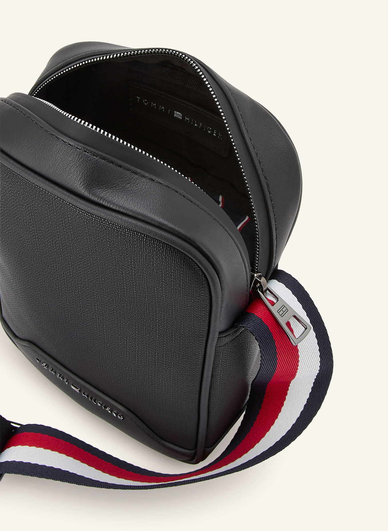 TOMMY HILFIGER Umhängetasche: SCHWARZ / SILBER / ROT