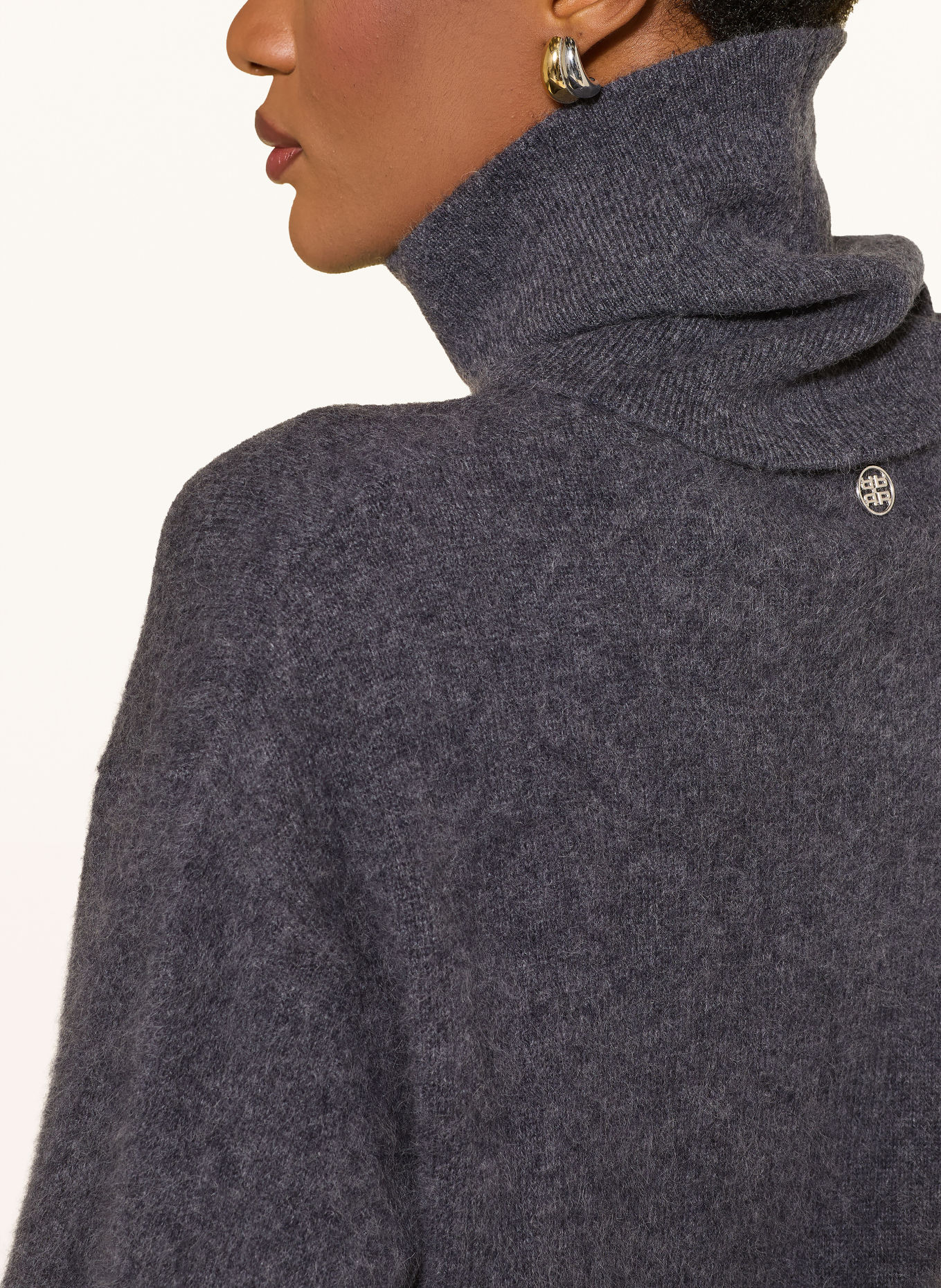 RIANI Sweater made with merino wool and a detachable Collar: DARK GRAY
