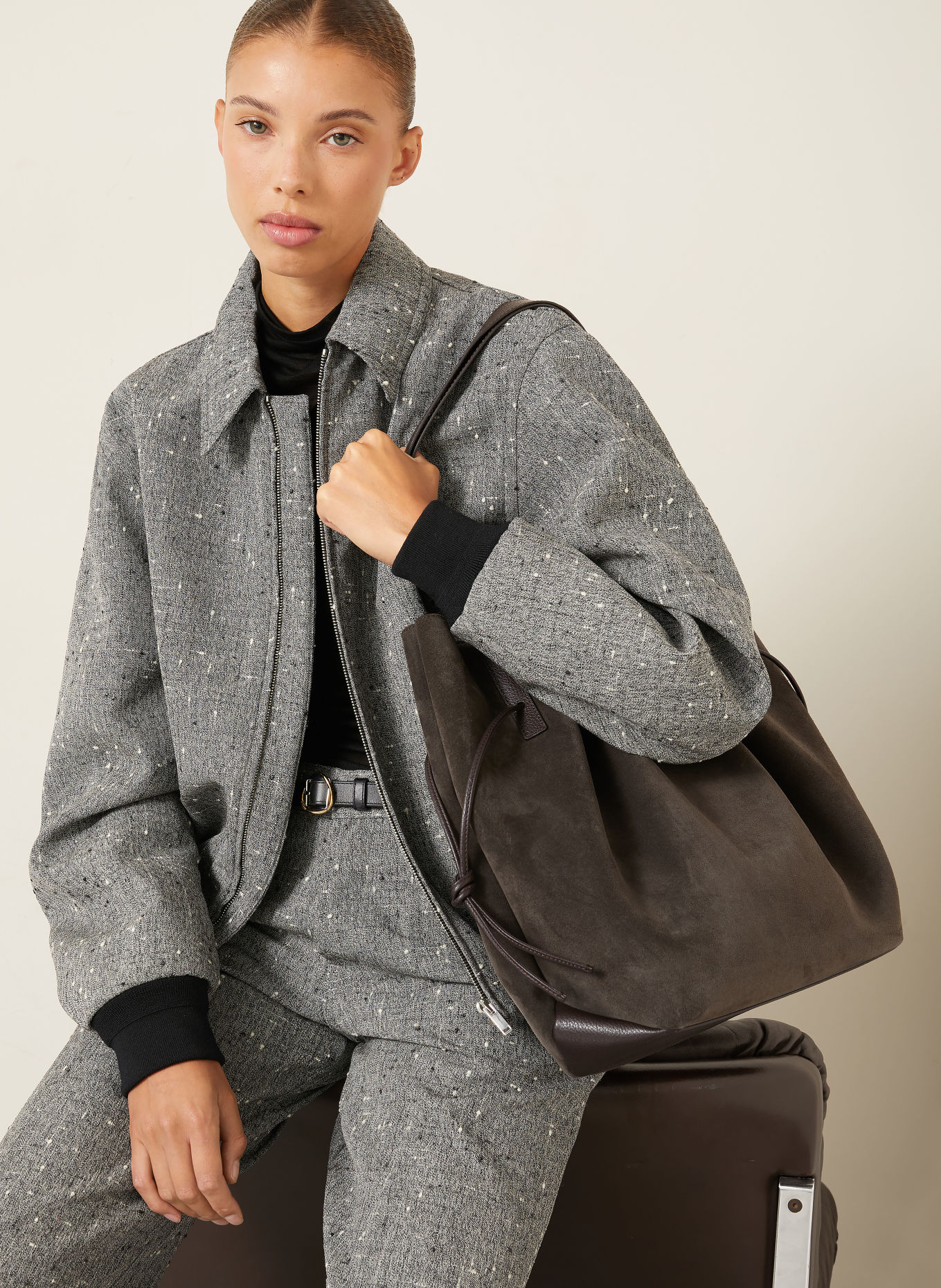 YUZEFI SCALLOP Shoulder Bag: DARK BROWN
