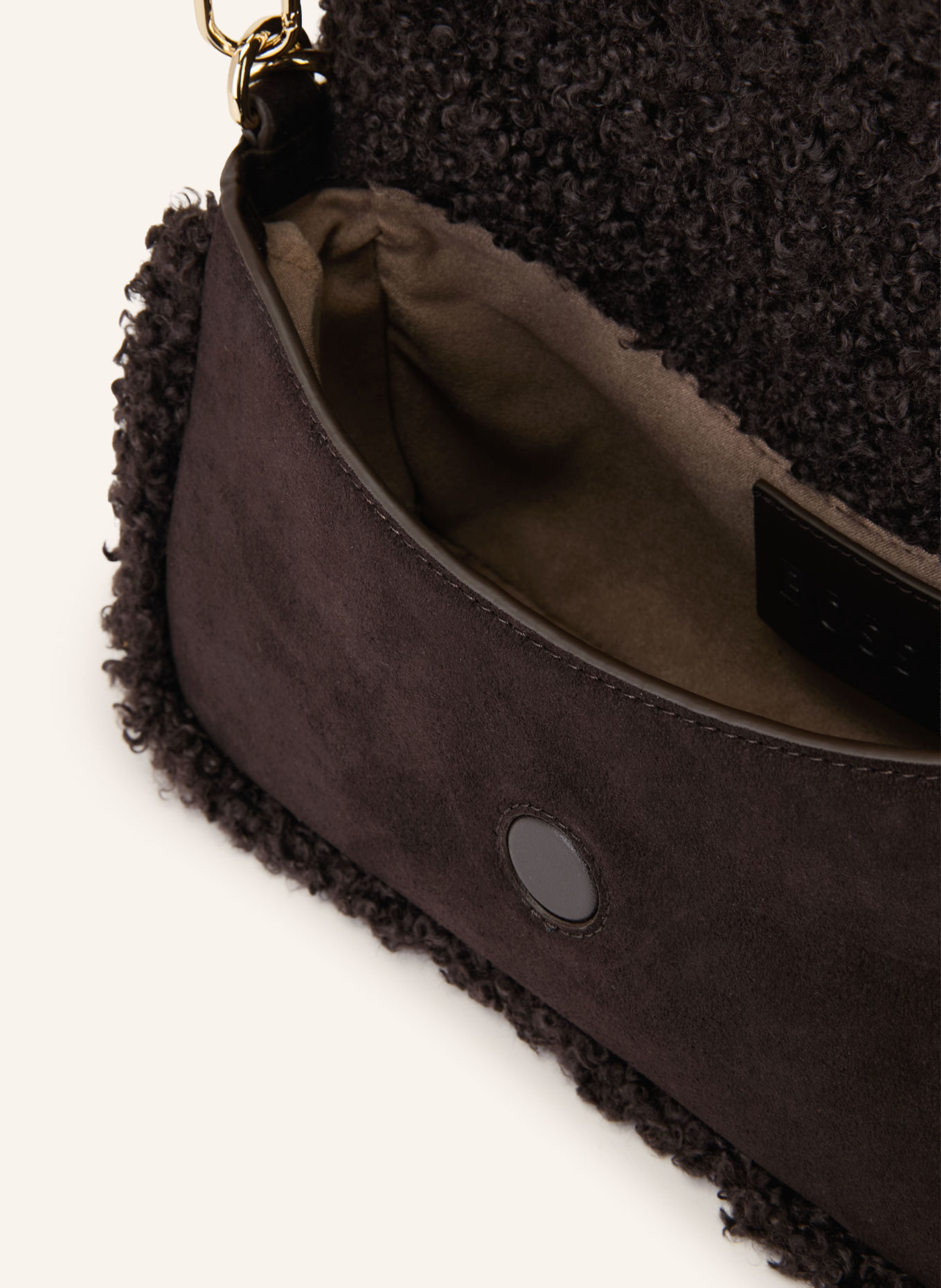 BOSS Handtasche BOSS BEYOND mit Teddyfell: DUNKELBRAUN