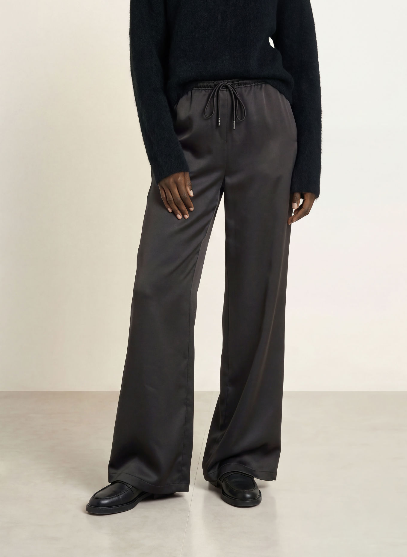 Juvia Marlenehose FLORENS aus Satin: SCHWARZ