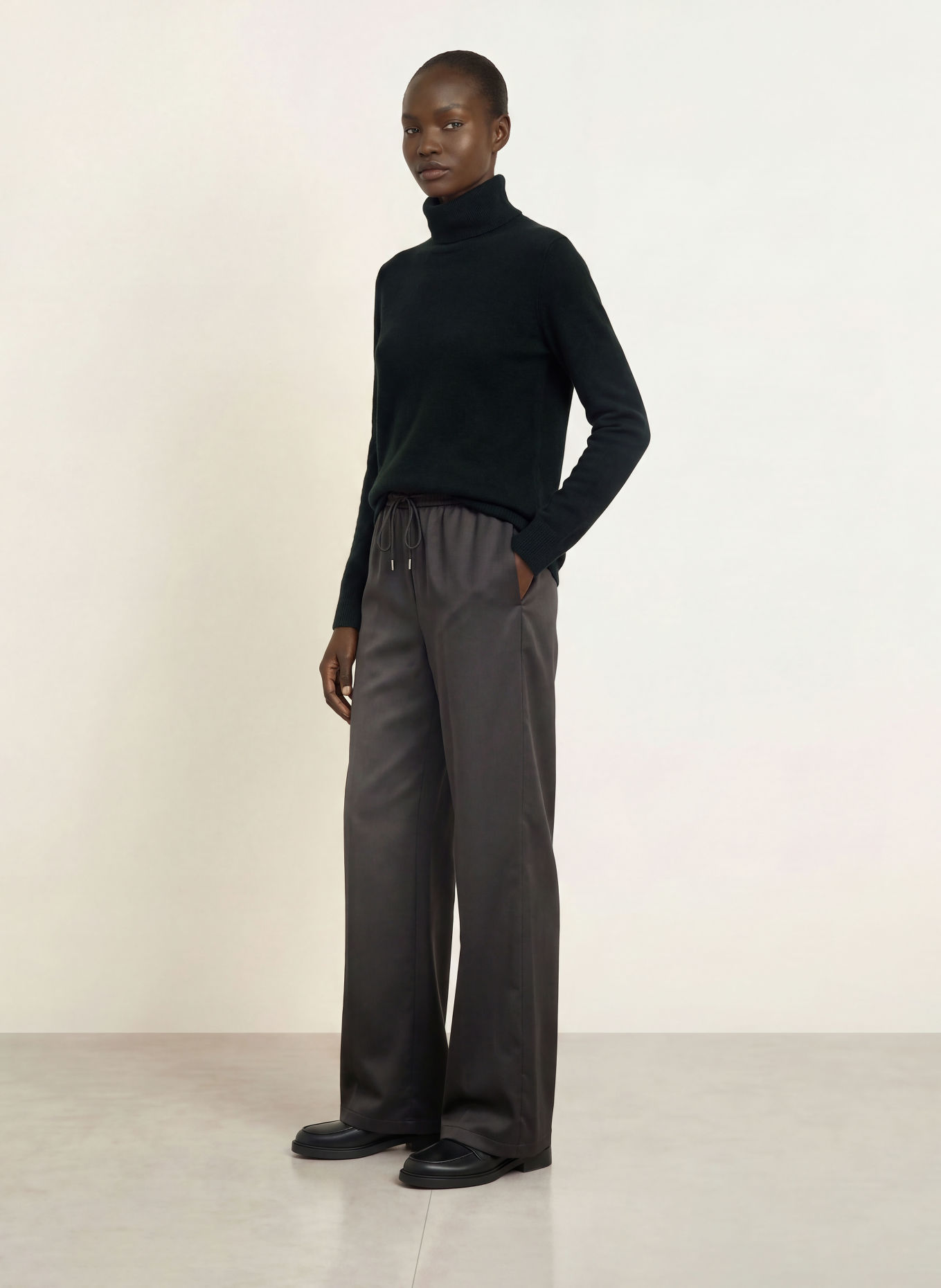 Juvia Marlenehose FLORENS aus Satin: SCHWARZ