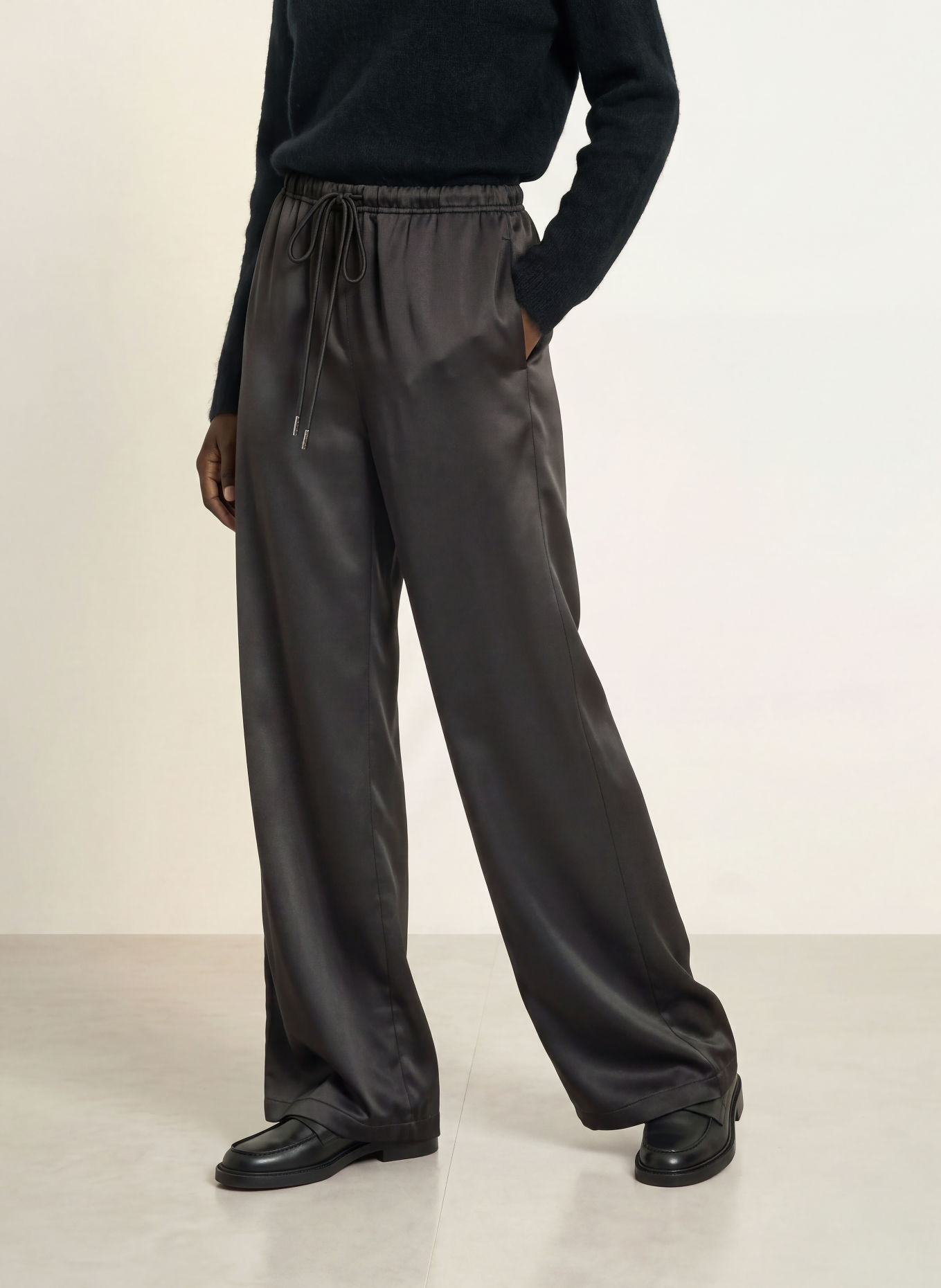 Juvia Marlenehose FLORENS aus Satin: SCHWARZ