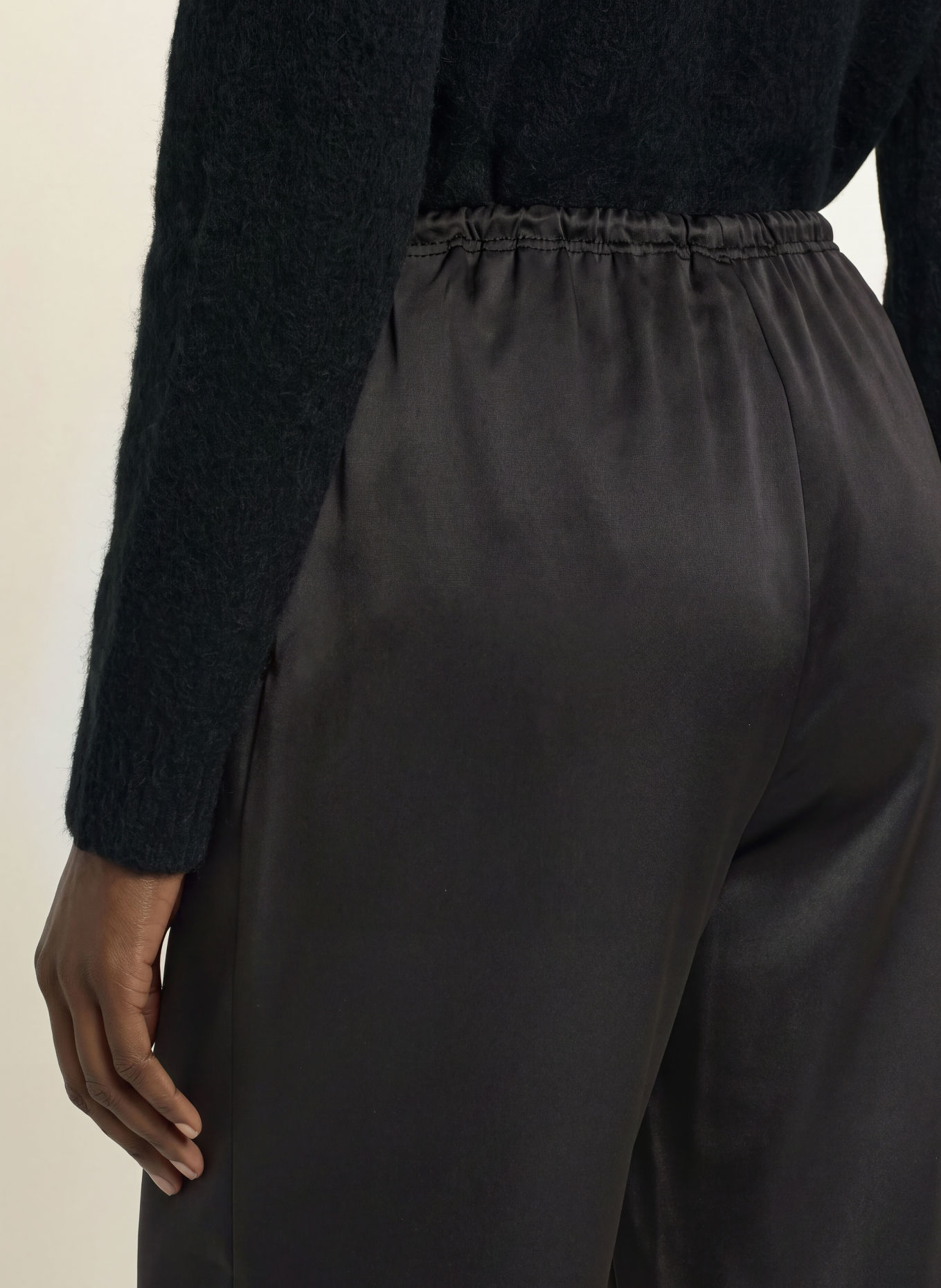 Juvia Marlenehose FLORENS aus Satin: SCHWARZ