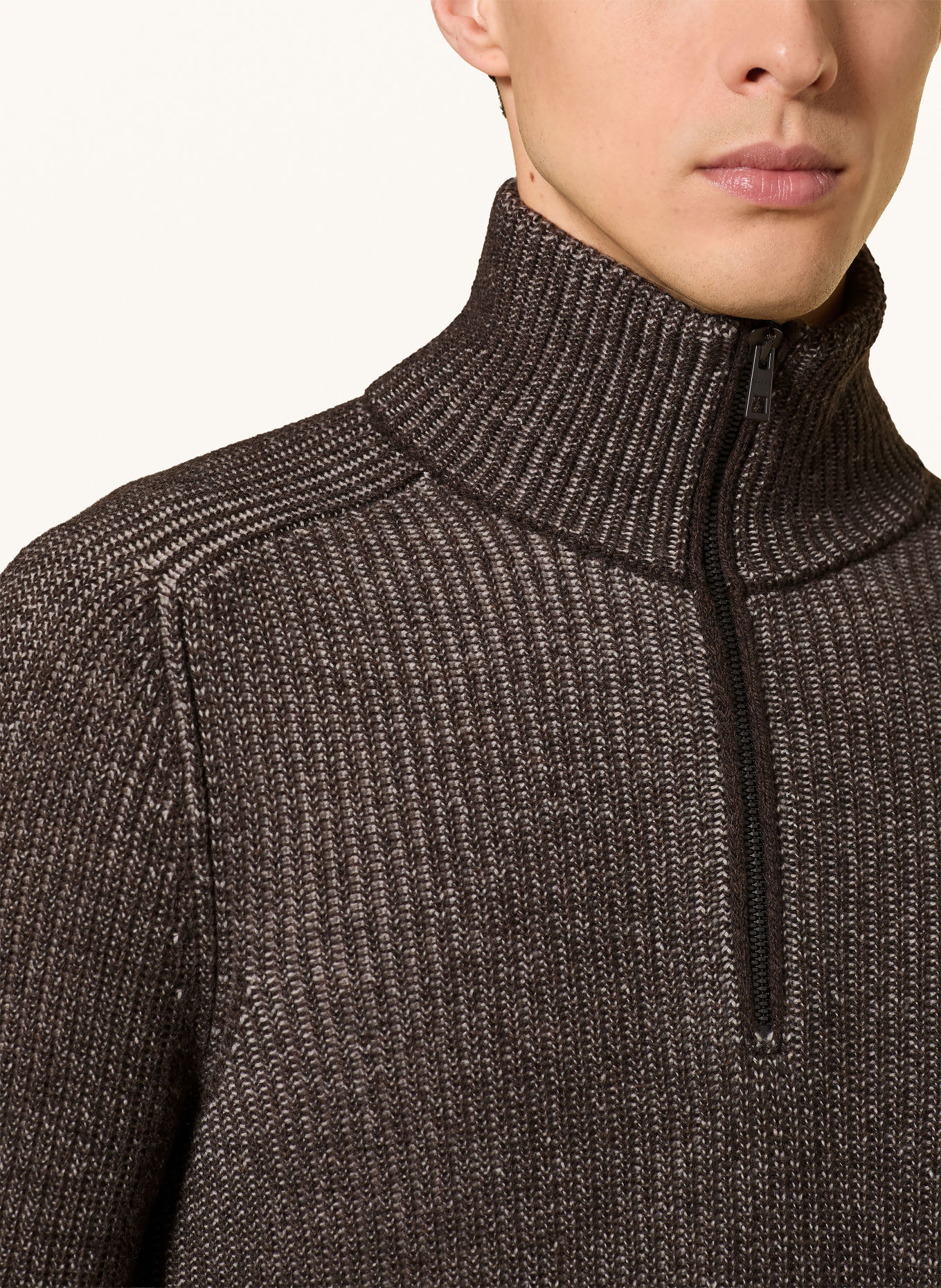 MAERZ MUENCHEN Pull col zippé en laine mérinos: MARRON FONCÉ / BLANC