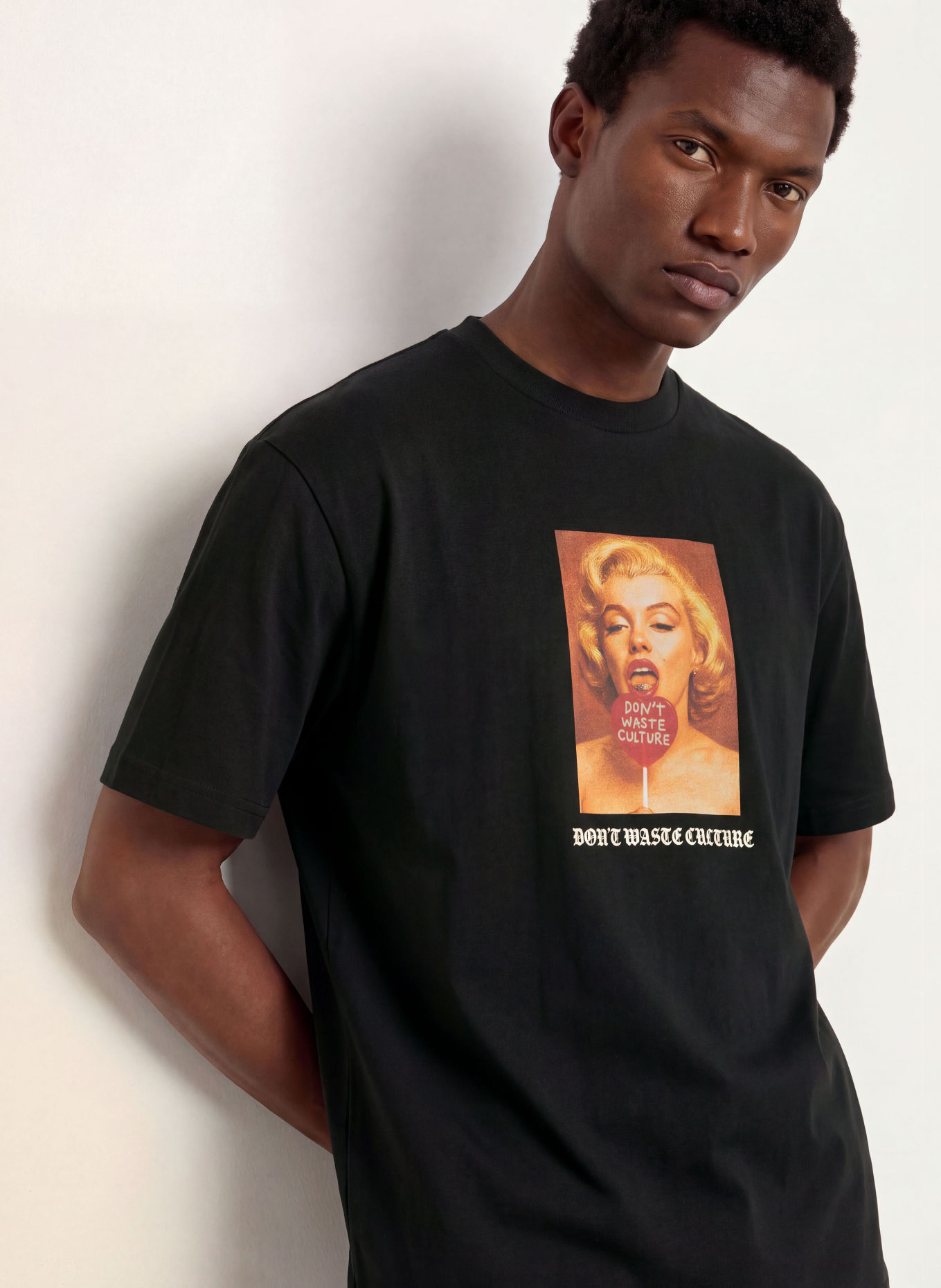 don't waste culture T-shirt ARLOI: ZWART / GOUD / ROOD