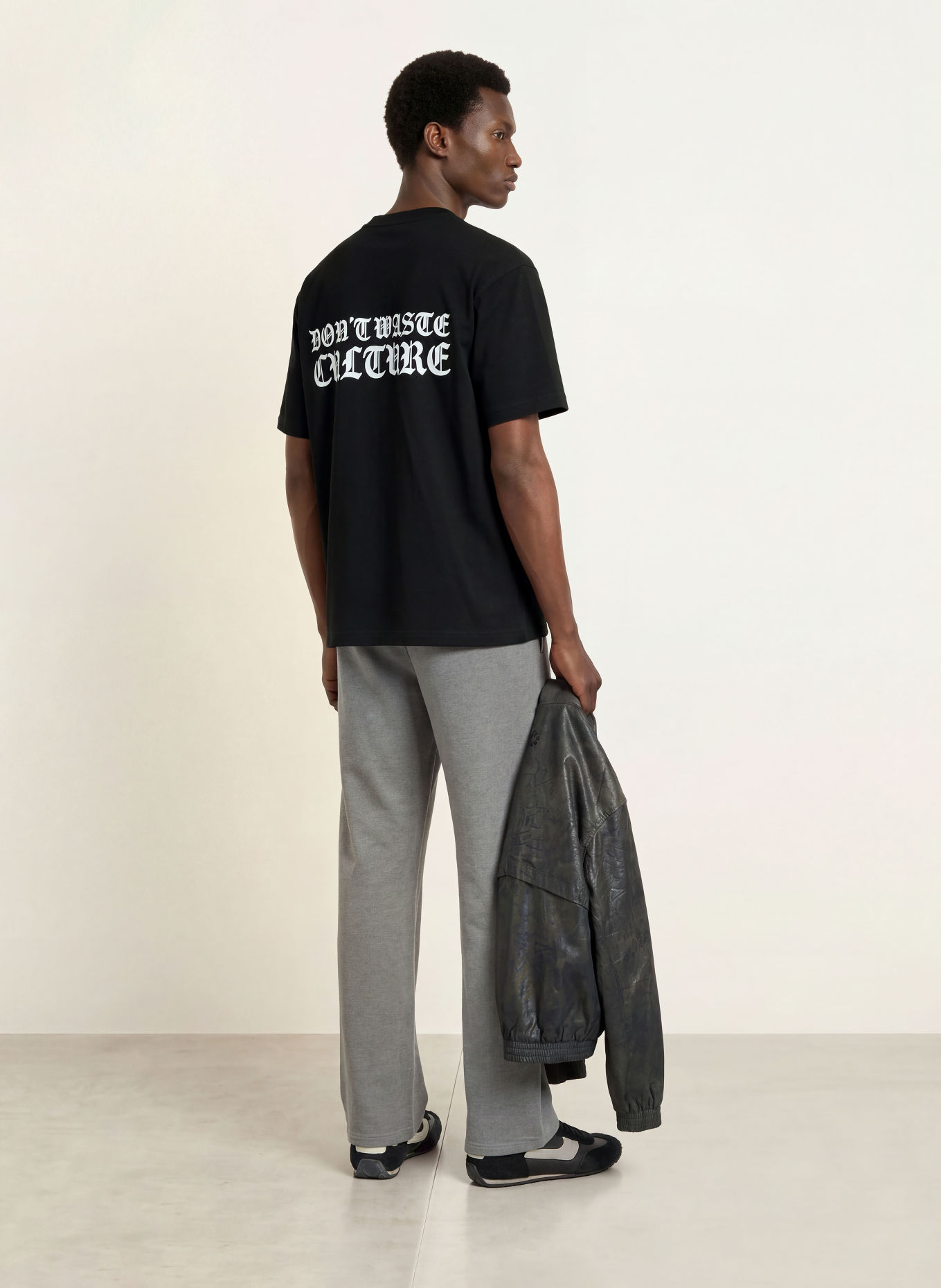 don't waste culture T-shirt MIRAE: ZWART / WIT
