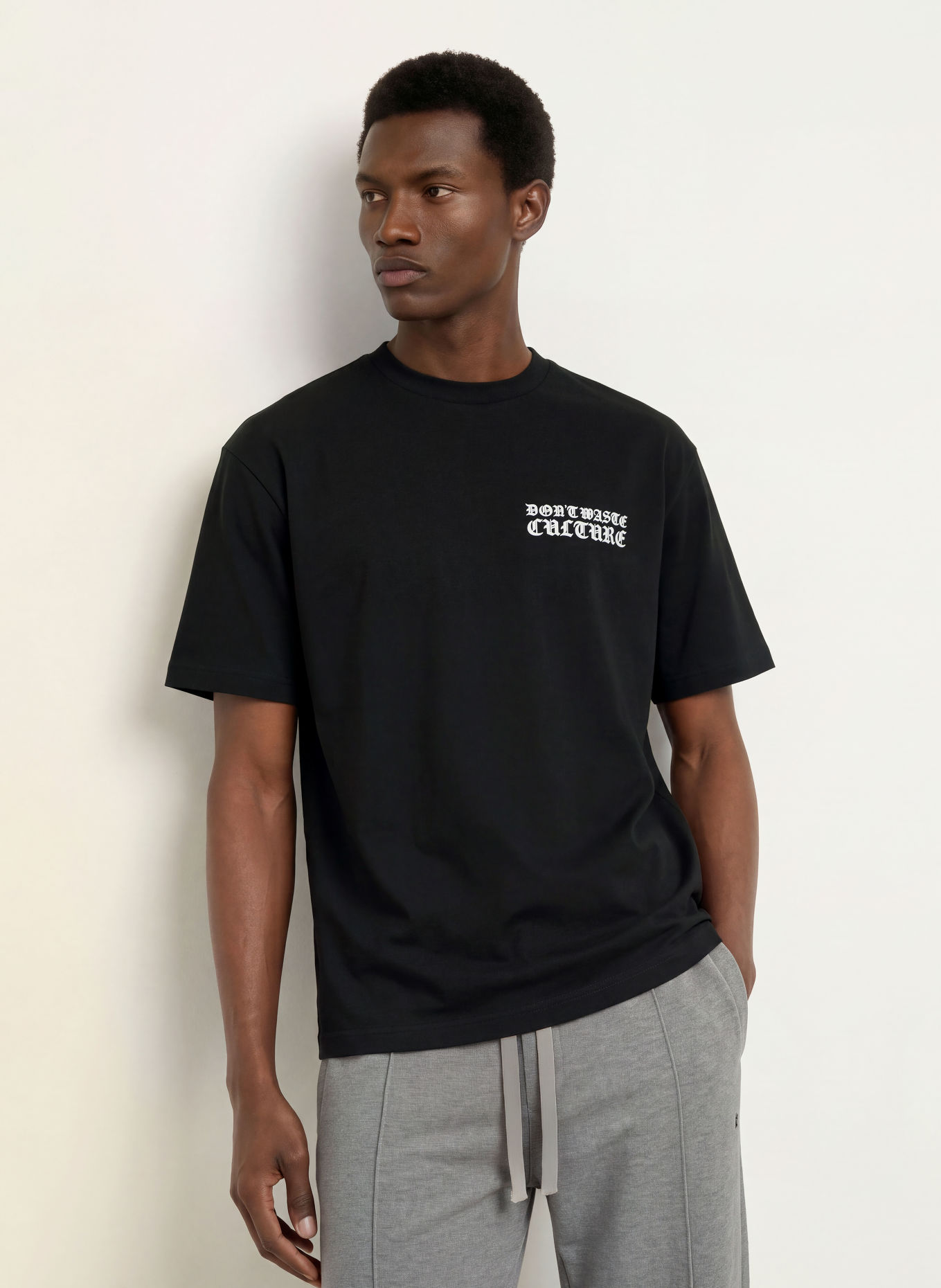 don't waste culture T-shirt MIRAE: ZWART / WIT